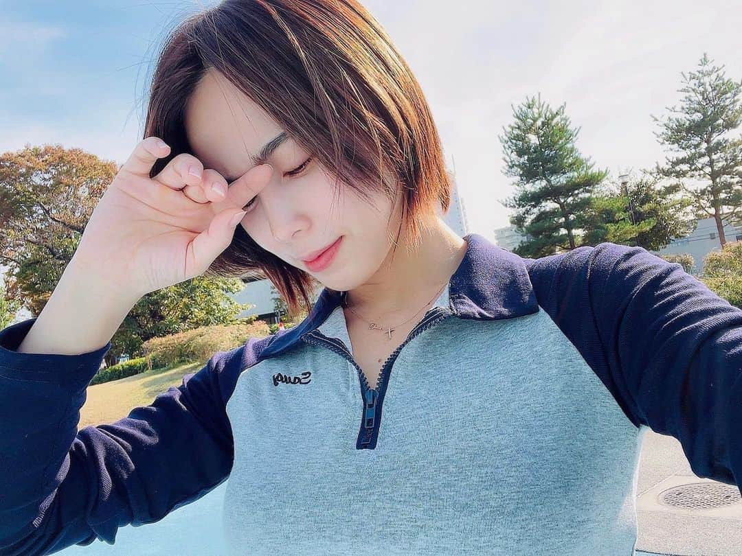 犬童美乃梨さんのインスタグラム写真 - (犬童美乃梨Instagram)「朝の公園🛝 眠すぎるんだけど朝はなるべく陽に当たりたいし、セロトニンのために！笑☀️本当は5時〜7時の間がいいらしいんだけどそんなに早くは難しいね🥱笑  今日はもういいや〜って すっぴんで過ごしました🥹  #公園 #早起き #子どものいる暮らし  #ビタミン #セロトニン #ママ #ショートカット」11月9日 22時19分 - minudo