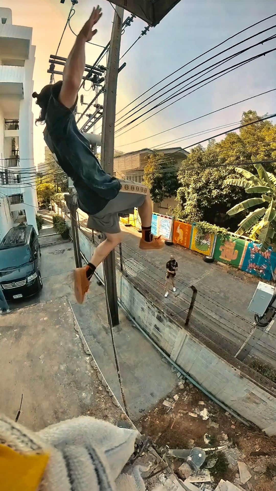 ZENのインスタグラム：「Gainer Over the BARBED WIRE and Under the ELECTRIC WIRE⛓️🥀 I regretted imagining it, but I had no choice but to do it. Here is a clip from @teamfarang new video “ALL-STARS” on YouTube. Don’t miss out.」