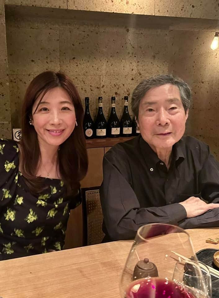 半井小絵さんのインスタグラム写真 - (半井小絵Instagram)「大沢悠里さんと懇親会で久しぶりお会いできました。9月の舞台の際に、俳優座にお越しいただいて以来です🍷  82歳とは思えない若々しさと変わらない愛情いっぱいのお声でした。  ---タライの水を自分のほうに寄せようとすると逃げていってしまうが、向こうに流すと自然にこちらに寄ってくる---という先人の名言のお話が本日心に残った一番の言葉。」11月9日 22時20分 - sae_nakarai