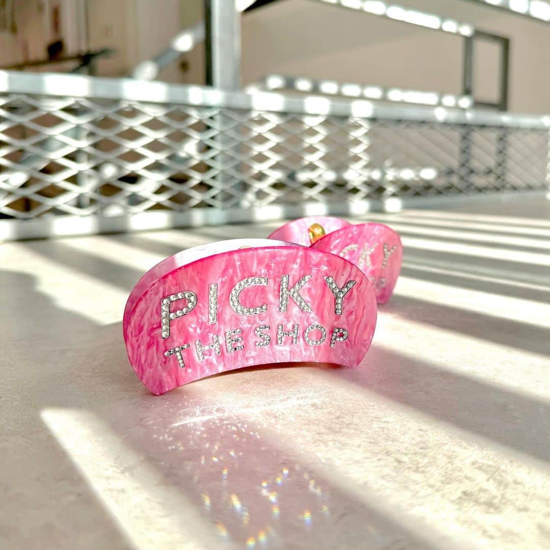 SHIMAのインスタグラム：「new hair clip💗  @picky.the.shop_bar  new item♡ サイドにPICKY THE SHOPの rhinestone logo💎  Check it out💋  『PICKY THE SHOP』 12:00〜20:00 Address: B1F,5-50-3 JINGUMAE SHIBUYA-KU TOKYO Tel:03-6805-1837」