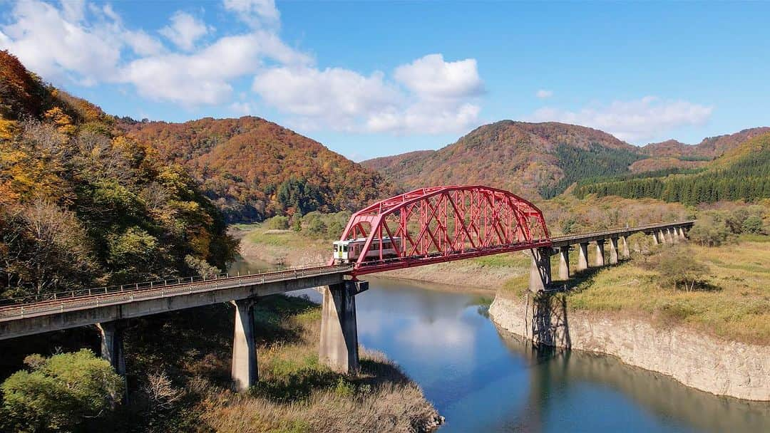 山人のインスタグラム：「連日投稿2日目はこちら！ 西和賀町の有名スポット錦秋湖と赤い陸橋の場所です✨ 3枚目の写真は奇跡的に撮れたブロッケン(？)と赤い陸橋と電車です！ 明日もお楽しみに！ 2023.11.01撮影  #私の山人  #山人 #西和賀 #岩手 #岩手県 #温泉 #いくぜ東北 #東北グルメ巡り #東北グルメ #東北旅行 #温泉旅行 # 田舎暮らし #日本の風景 #自然が好き　 #風景写真を撮るのが好きな人と繋がりたい #田舎の風景 #紅葉 #もみじ #芸術の秋 #錦 #紅葉スポット #落葉 #北上線 #JR #JR東日本 #湯ったりまつり2023 #地元の鉄道を応援しよう✊ #湯田錦秋湖駅」