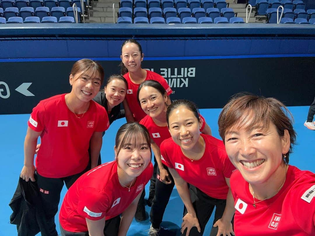 杉山愛のインスタグラム：「今日はドローミーティングがあり 明日のオーダーが決まりました🎾  第一試合は本玉真唯選手 第二試合に日比野菜緒選手 がプレーします✨  やれることはしっかりやって来た💪 あとは自分を信じ　 チームを信じ 目の前の1ポイントにファイトするのみ✨ Let’s go JAPAN 🇯🇵   #愛japan #gojapan #japantennis #有明を #日の丸で #いっぱいに #🇯🇵 #テニス日本代表 #テニス女子 #女子テニス #目指せファイナルズ #そして頂点へ #赤いTシャツで #応援してね」