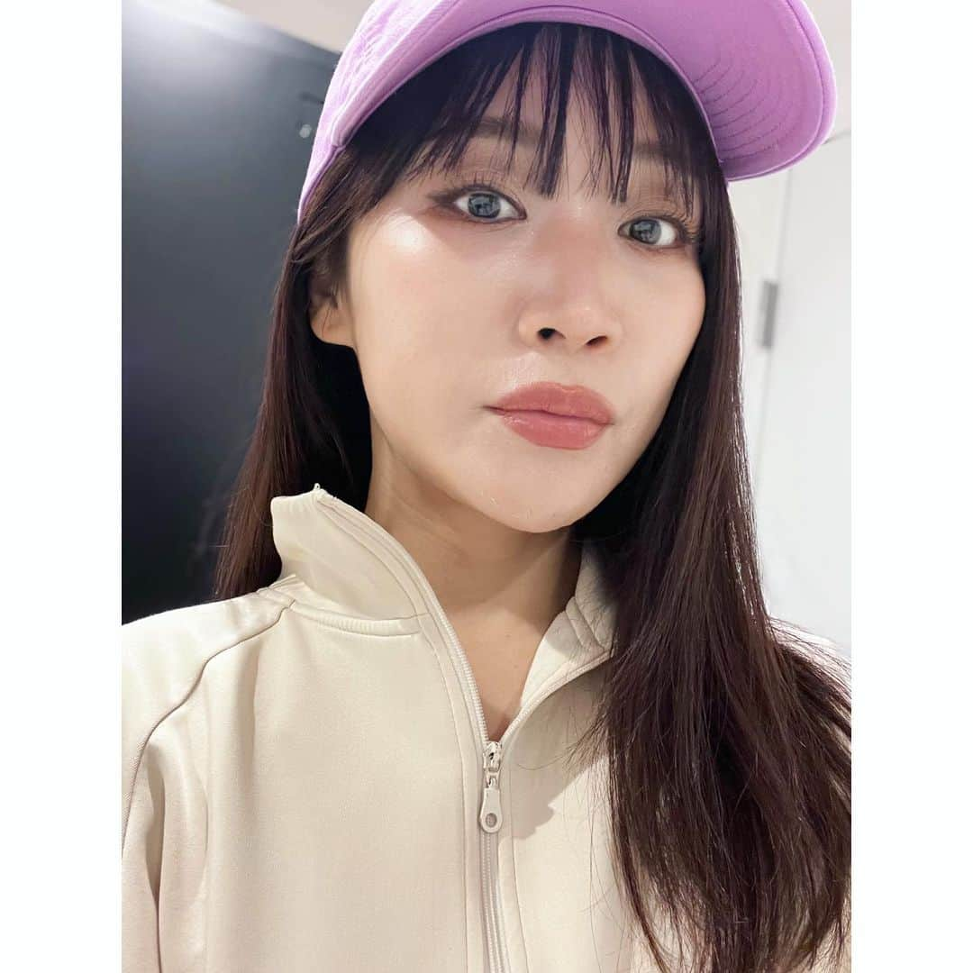 せとまみのインスタグラム：「最近気に入ってるラベンダー色のキャップ🧢(3枚も似たような写真載せてごめんやで)  この日のトレーニングは伸ばすことを意識してゆったり運動。その日のコンディションを見てメニュー組んでくれる @samu3_samgym  すごくありがたい🙏  もうすっかりジェルネイル派になってもた💅 私は基本ワンカラーかグラデーションのシンプルナチュラルなネイルが好きで(顔の圧強めな分)ストーンとかつけないんだけど、なんとなくキラリな気分でちいちゃい石を右手薬指にちょんとのせてもらったよ　@caplusnail_shinsaibashi いつもありがとうございます  仕事の合間にコツコツ勉強して発酵の検定取った🫘発酵食品好きだからってのと化粧品成分でも発酵液とか使われてるから発酵の仕組みとか興味あったんだ☺️ 知識をアップデートすることは毎年の目標の１つなので年内に取れてよかったよかった🍵  本日は体力の回復に全集中振り切った！リモート打ち合わせや事務処理以外では一言も声を発さず鼻うがい、うがい、寝る、ビタミンとる、もらった抗生物質飲む　の1日。 喉が痛くて食欲なくてUberでCoCo壱とマックしか食べてないや(元気)  みなさんもご自愛ください🙏」