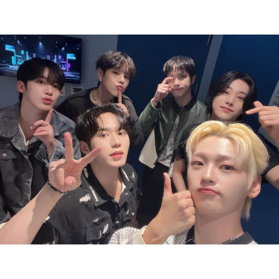 WEiのインスタグラム：「위아이의 영원한 ☝🏻순위! 루아이의 힘찬 응원 덕분에 행복하게 마무리 할 수 있었던 틱톡스테이지 ☘️ 궂은 날씨에도 함께해준 루아이분들 감사합니다🩵💜   #위아이 #WEi #HAPPYRUiDAY #위아이의_영원한_1순위_루아이_3살」