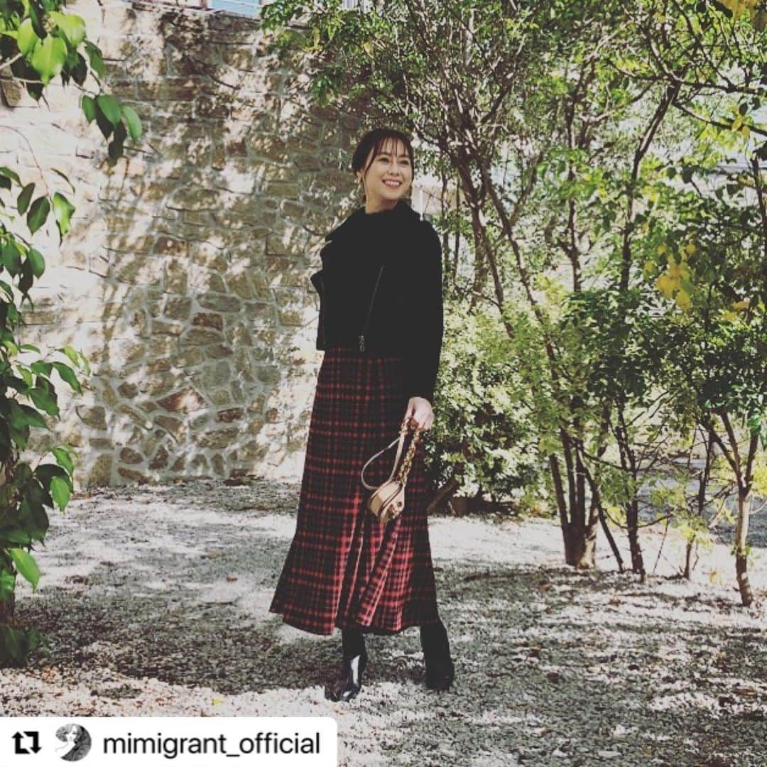 小坂温子のインスタグラム：「#Repost @mimigrant_official with @use.repost ・・・ 先日の撮影📸  かわいい冬スカート❄️❤️  発売はもう少し先だそうですが🤭 お楽しみに❤  #ミミグラント  #mimigrant  #mimigrant_official  #新作  #スカート  #マキシスカート  #マキシ丈スカート  #小坂温子  #井口さんメイク」