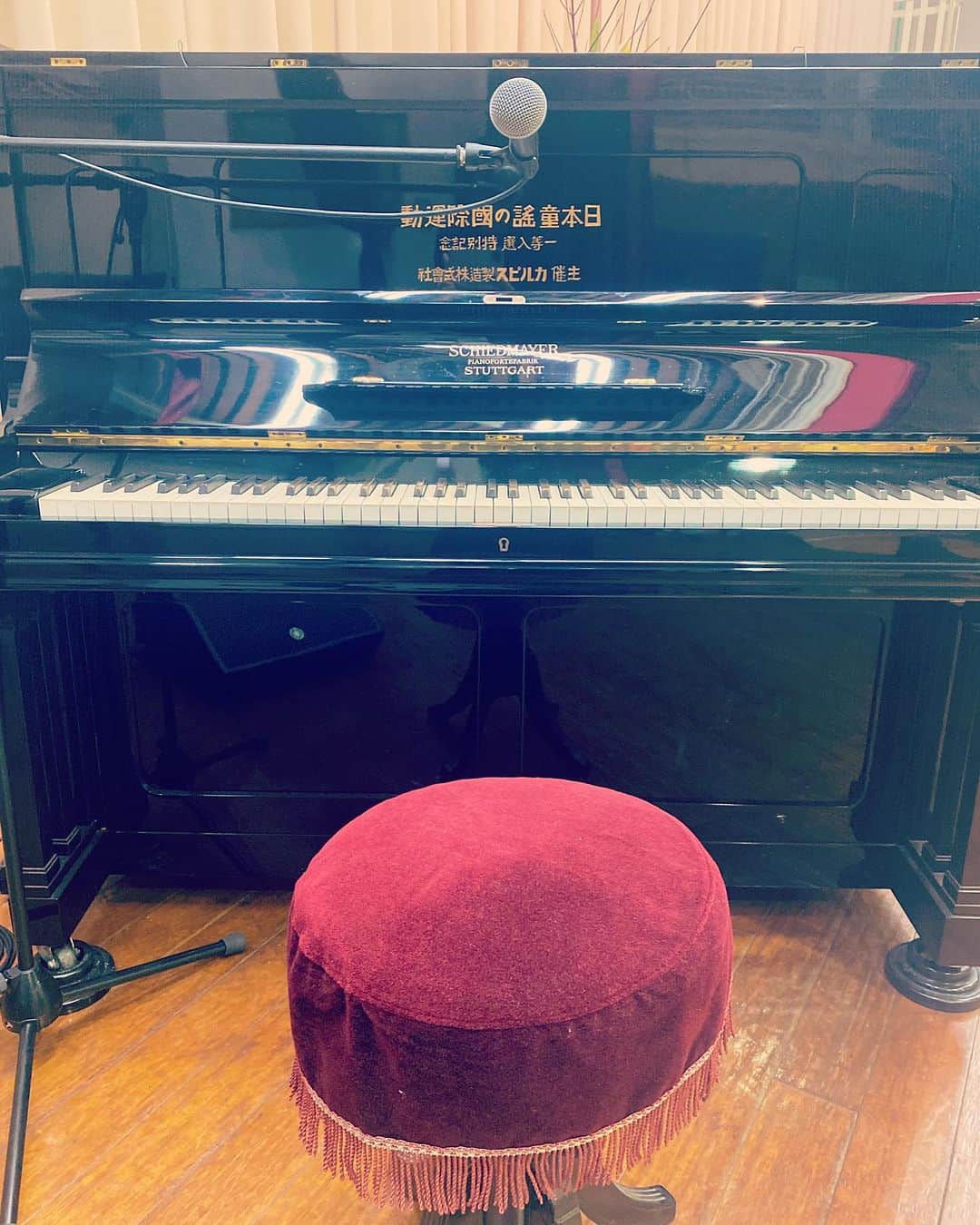 半崎美子さんのインスタグラム写真 - (半崎美子Instagram)「下妻市立騰波ノ江小学校体育館にて。 明日100周年を迎える騰波ノ江小学校の記念事業で歌います。100年前に贈られたドイツ・シードマイヤー社製の古いピアノ。ラクトー株式会社（現カルピス）が寄贈したピアノ、大切に修繕を重ね現在も活躍しています。 100年の音色を子供達と分かち合いたいと思います🎹  #騰波ノ江小学校 #100周年  #半崎美子」11月9日 22時15分 - yoshikohanzaki
