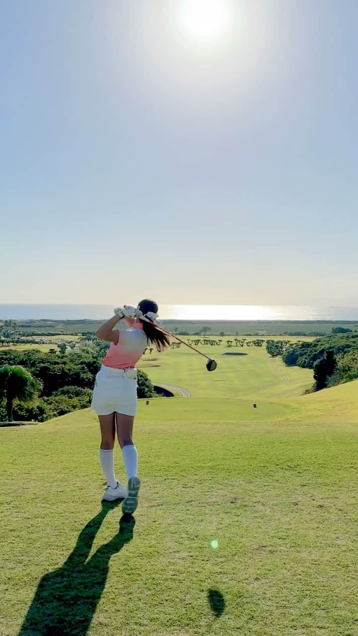 Yuuのインスタグラム：「⚠️ここは千葉のゴルフ場です。  一見南国??とも思えるゴルフ場⛳️館山カントリー倶楽部‼️ いたるところが映えまくり‧˚₊*̥(∗︎*⁰͈꒨⁰͈)‧˚₊*̥ 昼食も美味しいし、お風呂からのオーシャンビューも最高🛁  ここでコンペしたいなぁ♥︎︎∗︎*ﾟ  ウェア @junandrope  size：S  #PR #元内ゆう #おはゆう#おはゆうチャンネル #ガチゴルフ女子 #ゴルフ女子 #ゴルフバカ #ゴルフスクール #ゴルフウェア #ゴルフ女子コーデ #ゴルフスイング #ロマロ #ロマロのアイアン #RomaRo #アンカー #ankaa #ankaashaft #ジュンロペコーデ #ジュンアンドロペ #ジュンロペ #junandrope」