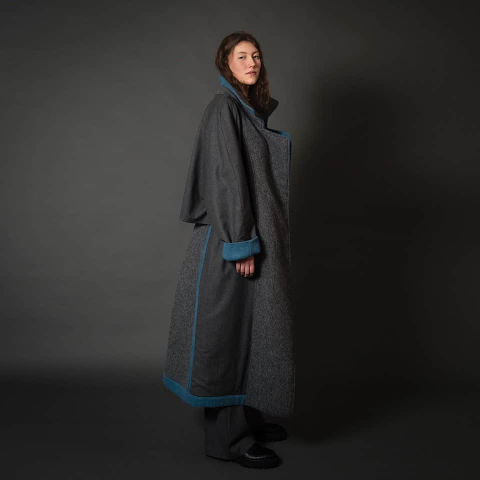 ジャンポールノットのインスタグラム：「Grey out side blue inside  Alice wears a reversible baby alpaca maxi coat  Available at KNOTT HOUSE   #belgiumdesign #simpledesign #madetolast #madetoshare #wbsm #reversiblecoat #babyalpaca #greyblue #bluegrey #jeanpaulknott #brussels #ixelles_elsene #placebrugmann #knottshop #knotthouse #ruefranzmerjay147」