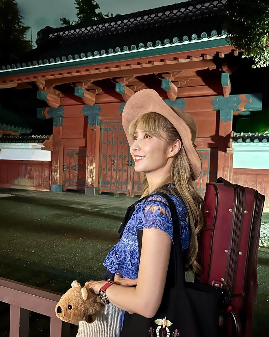 サラ・オレインのインスタグラム：「母校での対談と演奏👩‍🎓Back to school Did you know I came to Japan as an exchange student? 👩‍🎓  If it hadn’t been for The University of Tokyo, I may have never become a professional singer, never had a major record deal, never have entered the world of game & anime music.   Strange turn of fate! Lesson: never say never.  What a joy and honour it was to be invited back to uni! The University of Tokyo launched a new program “GlobE”, a center for Global Education which aims to support UTokyo students to gain more global experiences.  It was a very meaningful moment to be able to talk to the current students and my former professors. Studying at this institution literally changed the course of my life in the most unexpected way. As I say in the interview, Japan was a beautiful ‘accident’. There was also a surprise performance at the end of the ceremony 😉  Thrilled it was filmed!  You can view the interview and surprise show on YouTube 🎤🎻🎓  今の学生・留学生、お世話になった教師方と交流を深めることができる機会でした。  東大がなければ、日本には来なかったかもしれない。  歌を歌ってなかったかもしれない。 デビューしてなかったかもしれない。 ゲーム音楽、アニメとの出会いがなかったかもしれない。  なんとも不思議なご縁について、母校で語らせて頂きました。YouTubeの東京大学グローバル教育センター GlobEアカウントから是非対談とミニライブをご覧下さい！👩‍🎓🎤🎻  @utokyo_globe @utokyo_guc   #Utokyo #UniversityofTokyo #GlobE #東京大学グローバル教育センター #sarahalainn #サラオレイン #東大 #Usyd #UniversityofSydney #シドニー大学 #Australia #japan」