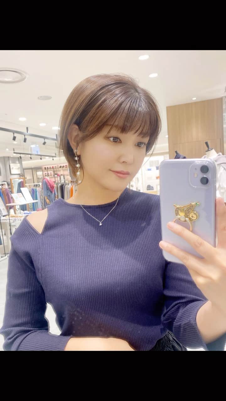 内村麻美のインスタグラム：「. @seven.dot.official 一着一着を、とても大切に着たくなる SDGsにも繋がるなぁと感じました🪴 それでいて、デザインは素敵で 形も質もめっちゃ良かった！！ . 今回試着させてもらったトップスは 肩の部分に、下着の紐がとめられるの♡ 「こうだったらいいのになぁ…」 って思う服があって、心地よかったです✨ . グレーのニット？スウェット？を ゲットしたので、今度写真載せます🐭🩶 . カシミヤのコートを買うか迷ってる… ほしい…よかったなぁ、あれ♡ . 普段はネットでの販売のみだけど 来週の火曜日まで大丸福岡天神店に 店舗が来てるので、行ってみてね🌿」
