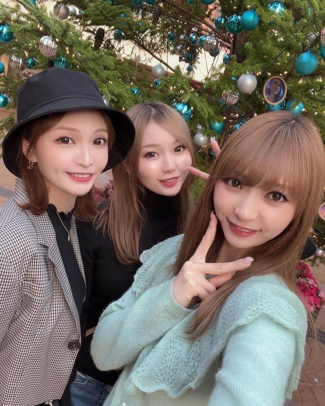 本間成美のインスタグラム：「3日ぶりの3姉妹 in Tokyo-bay笑  初ツリー見かけたよ🌲✨✨ 次に家族が揃うのはお正月🎍  #シュラスコ食べた #本間三姉妹」
