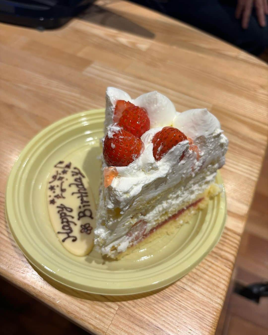 生越千晴さんのインスタグラム写真 - (生越千晴Instagram)「🌬️🎂  本日ぶじ、31歳になりました🎂 たくさんお祝いしてくださりありがとうございます。 もう完全に30代だ、おとな！ 本当にたくさんの人々のおかげでゆっくりかもしれないけど自分らしく進めてると思います。 本当に感謝ですっ 31歳も元気に頑張るぞ💪🏼✧︎  これからもどうぞよろしくお願いします🪻  写真は #円卓コンフィデンシャル の収録でお祝いしてもらった時のもの♡ スタッフさんに11月バースデイがおふたりいらして一緒に🎂 たくさん笑った〜〜 愛に溢れる方達と番組ができてなにより幸せです。 ケーキも美味しすぎてﾌﾟﾚｾﾞﾝﾄぱんだもかわいいしなんと非売品円卓ステッカーもいただきました◎ さっそくﾊﾟｿｺﾝにはっつけた🫸🏻🫸🏻  今週末日曜の円卓もよろしくお願いします○」11月9日 22時21分 - chiharu_ogoshi