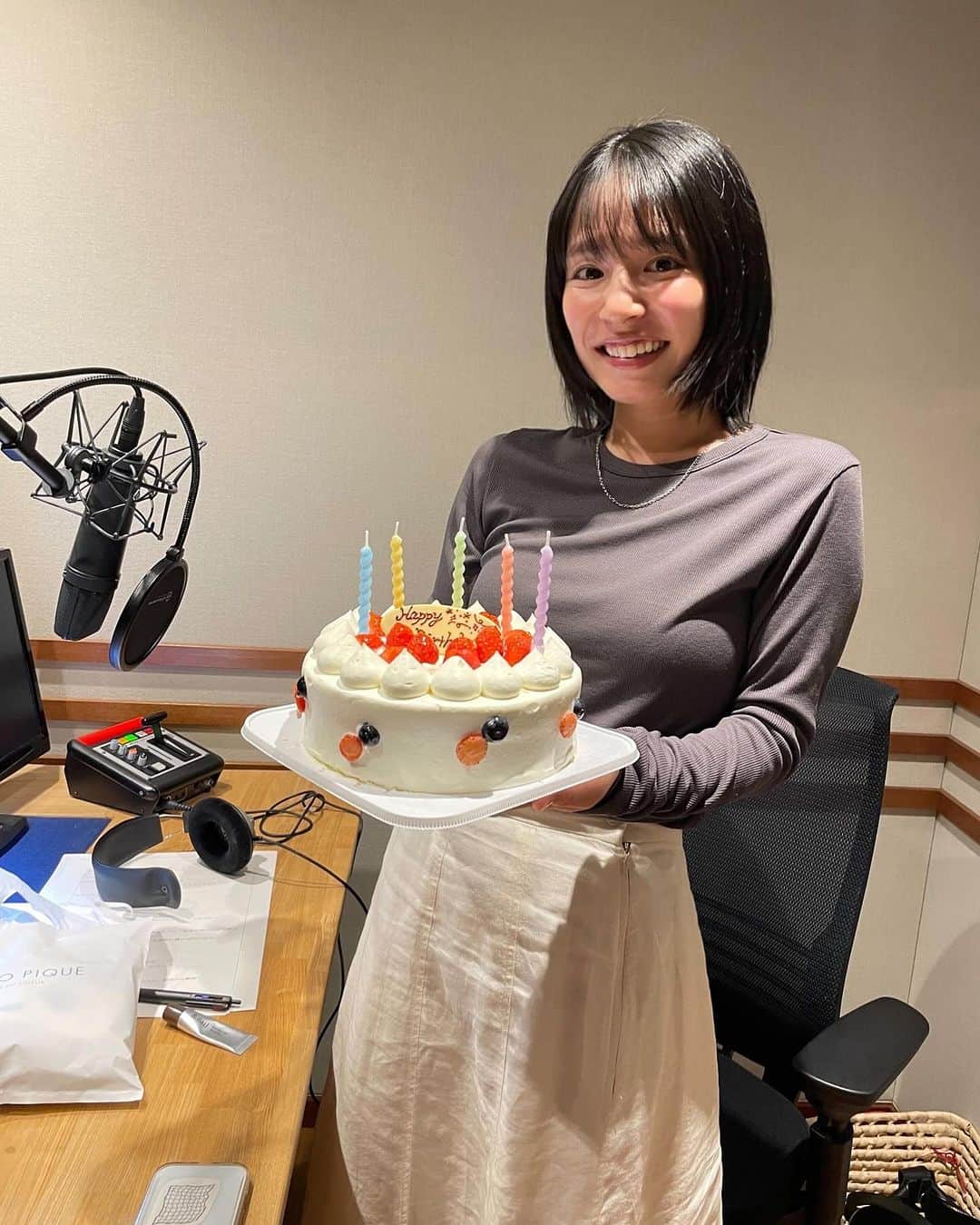 生越千晴のインスタグラム：「🌬️🎂  本日ぶじ、31歳になりました🎂 たくさんお祝いしてくださりありがとうございます。 もう完全に30代だ、おとな！ 本当にたくさんの人々のおかげでゆっくりかもしれないけど自分らしく進めてると思います。 本当に感謝ですっ 31歳も元気に頑張るぞ💪🏼✧︎  これからもどうぞよろしくお願いします🪻  写真は #円卓コンフィデンシャル の収録でお祝いしてもらった時のもの♡ スタッフさんに11月バースデイがおふたりいらして一緒に🎂 たくさん笑った〜〜 愛に溢れる方達と番組ができてなにより幸せです。 ケーキも美味しすぎてﾌﾟﾚｾﾞﾝﾄぱんだもかわいいしなんと非売品円卓ステッカーもいただきました◎ さっそくﾊﾟｿｺﾝにはっつけた🫸🏻🫸🏻  今週末日曜の円卓もよろしくお願いします○」