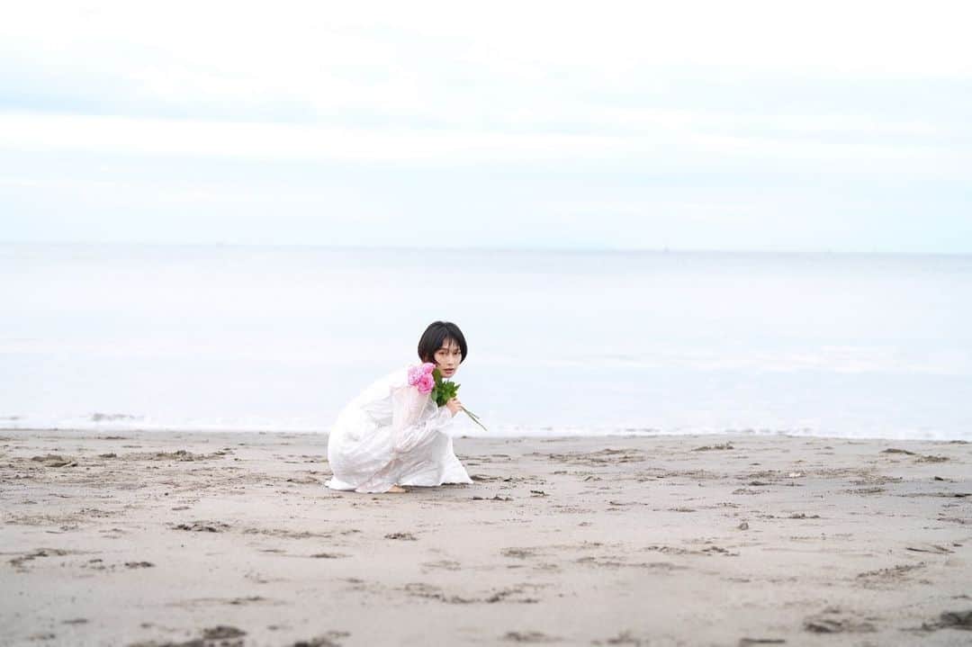 佐藤乃莉のインスタグラム：「🌹see ya…  Photographer: @emilykaiho  @emilykaiho_photography   Hair&Makeup: @_tomomi_nakamura   #shooting#pic#photography #海#薔薇」
