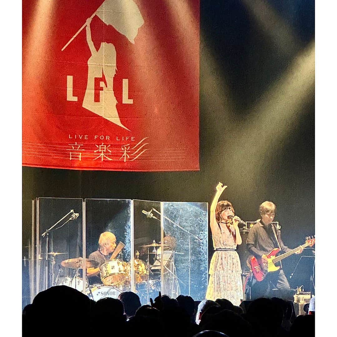 松本伊代さんのインスタグラム写真 - (松本伊代Instagram)「LIVE FOR LIFE 2023  11月3日は リブフォーライフ〜 本田美奈子ちゃんの音楽彩でした  今年も開催でき 参加できたことに嬉しく思います。  美奈子ちゃんの思いと共に、 音楽の力を借りて 白血病、難病と闘っている子どもたち、 そしてご家族の皆様に少しでもお力になればと思っています。  私も入院中は 湯川れい子先生はじめ、 このリヴフォーライフに携わってる方々にもたくさん支えていただきました。  この音楽彩を通して 少しでも 私も皆さんの支えになれたらと 思いました。  美奈子ちゃん ありがとう。  夢がある衣装とアクセサリー。  @____envogue____  @j1u_by_labelleetude  ありがとうございました。  #美奈子基金 #LIVE FOR LIFE 2023 #本田美奈子 #早見優 #森口博子 #工藤夕貴 #坂本冬美 #柴田智子 #JKim #松本伊代 #シルク姉さんから教わったポーズ自分流行り中 #悲しみスウィング #センチメンタルジャーニー」11月9日 22時21分 - iyo14_official