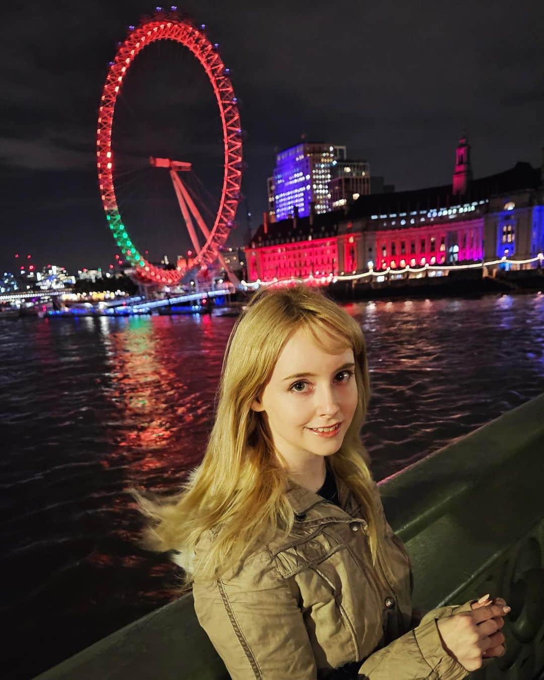 ジェマ・ルイーズのインスタグラム：「一緒にロンドンアイに乗りませんか？🌃  #ロンドン #london #londoneye」