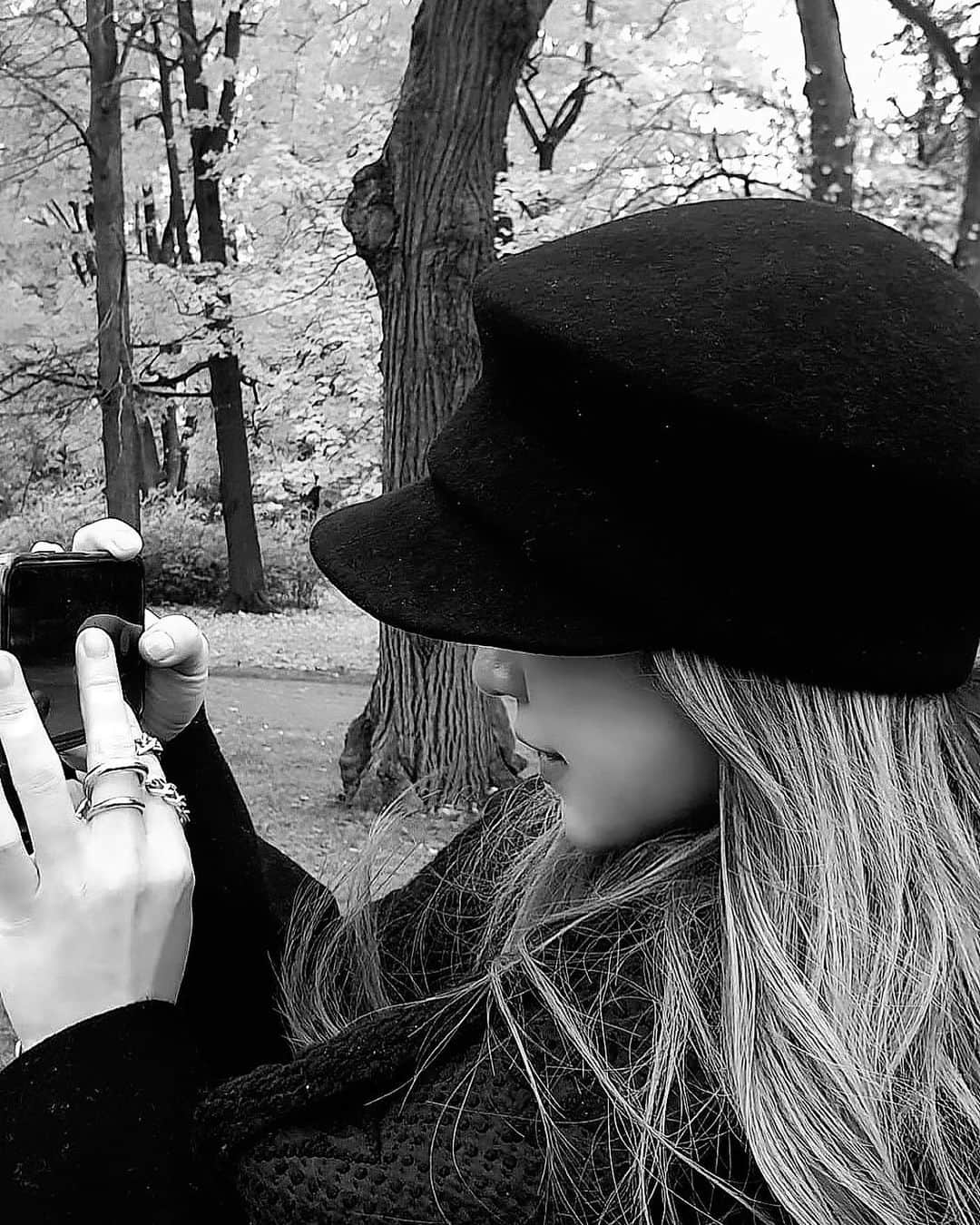 彩希エリナのインスタグラム：「November..  雨でもあまり☔️傘を持たないわたし。 海外だと周りも同じ☺️  #november #autumn #walkinthepark #park #poland #travel #travelphotography #traveler #warszawa #parkłazienkowski #ŁazienkiKrólewskie #11月 #旅 #旅行 #海外旅行 #旅行記 #旅行好き #旅行好きな人と繋がりたい #海外旅行大好き #海外旅行好きな人と繋がりたい #ポーランド #ワルシャワ #ワジェンキ公園 #秋 #お散歩 #雨にも負けず」