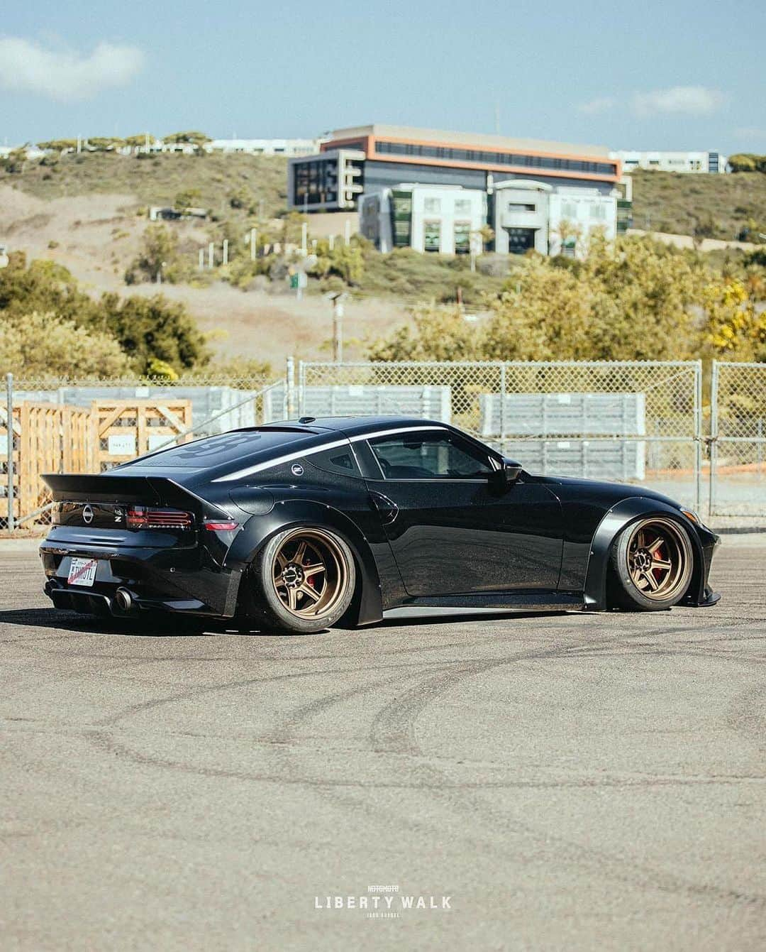 Wataru Katoのインスタグラム：「LB WORKS NISSAN Fairlady Z RZ34 (400Z)  https://libertywalk.co.jp/bodykit/ 📸@jay.grams  @streetrivalsevents  @nissan@ltmw @semashow @thehoonigans  @hooniganstreetsquad  @hoonigans.tn  #libertywalk #lbworks #nissan #nissanfairladyz  #fairlady  #fairladyz400  #jdm #stance#old#style  #hoonigan  #kenblock  #semashow #minigt #ltmw #customcar #widebody」