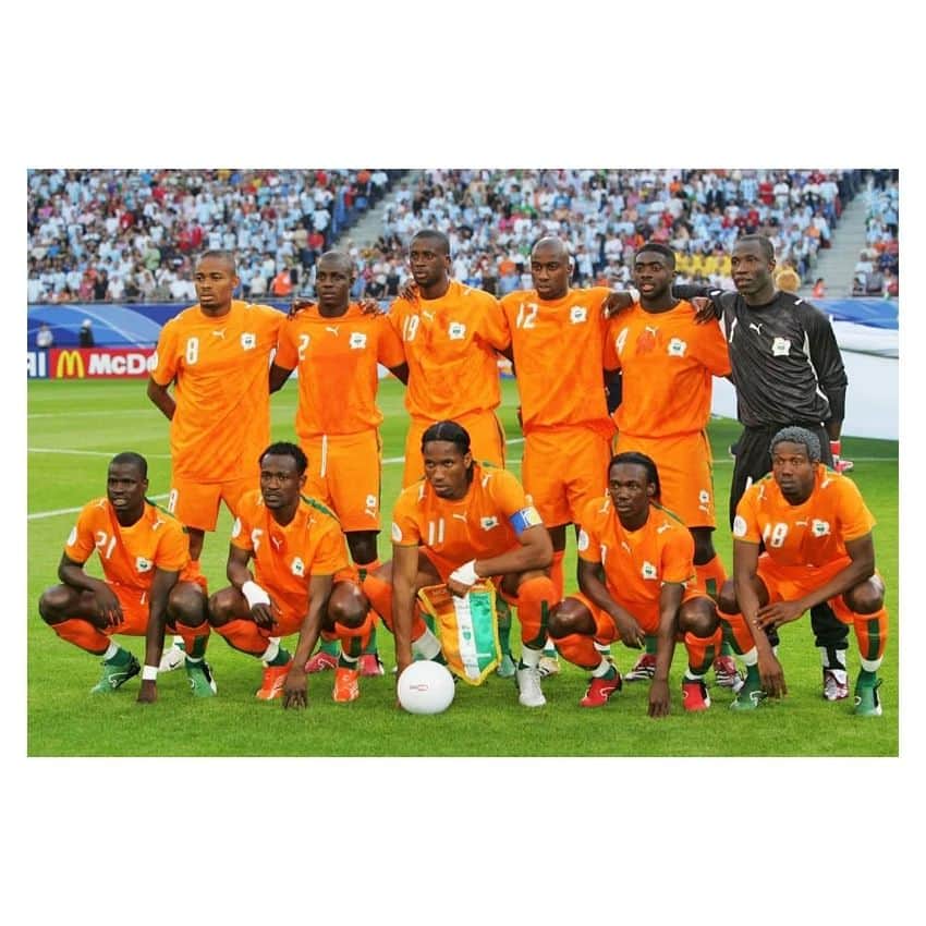 サッカーニュース：Qoly（コリー）さんのインスタグラム写真 - (サッカーニュース：Qoly（コリー）Instagram)「コートジボワール代表 2006 Puma ホーム半袖 ユニフォーム  サッカー #コートジボワール代表 が2006年 #ドイツW杯 や、準優勝した同年の #アフリカネーションズカップ （ #AFCON 2006）などで着用した #ホームユニフォーム 。 基調色のオレンジと差し色のグリーンはどちらも国旗色。  前面は当時のPumaの共通デザインだったカモフラージュ柄で、コートジボワールは国のシンボルであり象徴のゾウを描かれている。  コートジボワールのユニといえば形が独特なエンブレムも特徴的。これは国土の形状を模っているもので、このデザインは2009年まで使用。  ▶ご購入は『Qoly×LFB vintage』からどうぞ！→ @qolylfb  #コートジボワール代表2006 #ホームキット #puma #ワールドカップ2006 #アフリカネーションズカップ2006 #AFCON2006 #サッカー #football #soccer #ユニフォーム #サッカー好き #サッカーユニフォーム #ヴィンテージサッカーユニフォーム #サッカーファッション #スポーツファッション #新品デッドストック #サッカーショップ #サッカーユニフォームショップ #qoly_lfb_vintage」11月9日 23時30分 - qolyjp