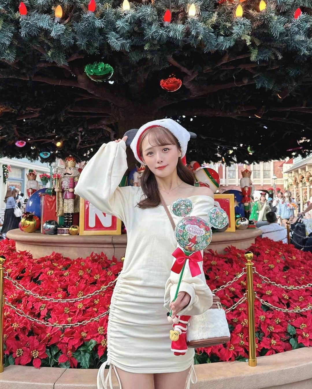 計良日向子（ひなひ）のインスタグラム：「. ディズニークリスマス🐭🎄🎅🔔 . . . 今年は初日に行けなかったけど 本日行ってきました💞 今日はランドに行ったんだけど装飾が たくさんでどこを見ても可愛い🥹♥️ . . . 気になってたクリスマスメニューの ホットドッグめちゃくちゃ美味しい🌭🤍 また食べたい！が！喉乾きすぎるから 次からは炭酸と一緒に食べたい🤣 クリストもみれてクリスマス満喫した🎁 . . . 👗ワンピース　@rili.shopping . 👜バッグ　@grl_official . 👢ブーツ　@shein_japan . . . . #ディズニーランド #ディズニークリスマス #ディズニーコーデ #ディズニーフード #クリスマスコーデ #grl #グレイル #shein購入品 #sheingals #リルリンリン」