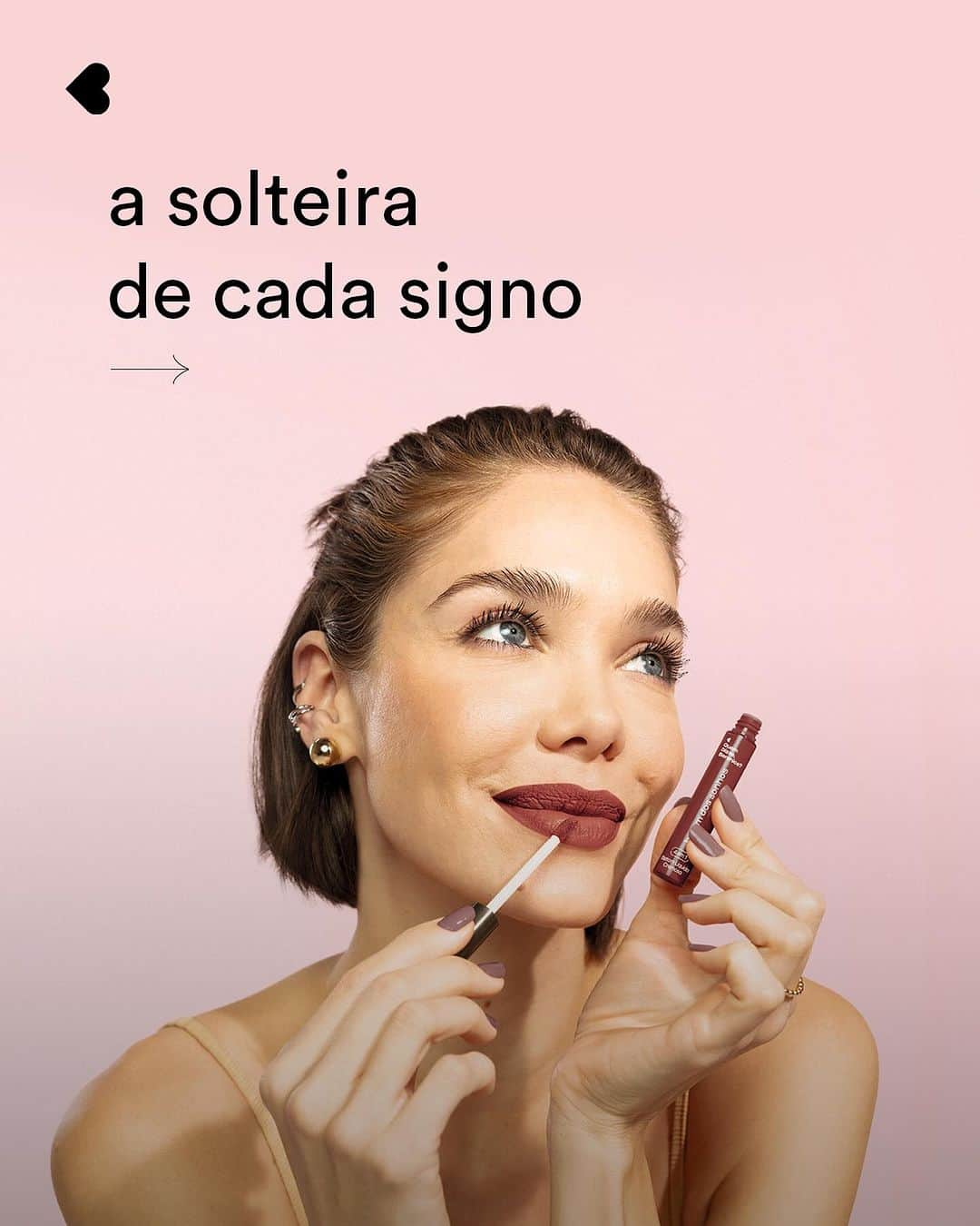 quem disse, berenice?のインスタグラム：「atenção solteiras de Leão, Virgem, Libra e Escorpião: só nesse final de semana vc ganha 6 brindes nas compras acima de R$ 139. role pro lado e descubra minhas dicas pra cada signo.  *Promoção válida de 11 a 12/11.  #ParaTodosVerem: o post é um carrossel com 05 frames. No primeiro temos a foto de uma modelo se maquiando e colocando um batom nos lábios. Junto à modelo temos o texto "a solteira de cada signo". No segundo frame, temos na parte de cima do post o seguinte texto: "Solteira de Leão: ela tá solteira sim, mas sozinha nunca. sempre muito bem acompanhada de amigos, a leonina brilha, é a alegria da festa e a embaixadora do amor próprio." Na parte de baixo do post temos o texto: "produto do dia: Geleia Iluminadora Hidratante Desodorante Corporal QDB PodDelas" e ao lado a foto do produto. No terceiro frame temos: "produto do dia: Blush Líquido Que Muda de Cor QDB Guaraná Antarctica" e ao lado a foto do produto. Em cima do produto, temos o texto: "Solteira de Virgem: a virginiana aproveita a solteirice pra viajar, curtir e buscar novas experiências. a famosa antes só do que mal acompanhada. No quarto frame, na parte de cima da tela, temos o texto: "Solteira de Libra: quando tá sozinha, a libriana valoriza muito o próprio tempo. pra ela é muito importante estar sempre no auge, mesmo com uma lista de contatinhos extensa, ela não perde tempo com dates flopados". Na parte de baixo do post, temos: "produto do dia: Creme Renovador Facial Pele no Auge Skin.q". No quinto e último frame temos o texto: "Solteira de escorpião: eita, como vive! a escorpiana adora não ter que dar satisfação pra ninguém. ela tá tão focada em viver com muito prazer, que nem pensa em namorar". Na parte de baixo do post, temos: "produto do dia: Loção Desodorante Hidratante Corporal Prazer, Berê". Fim da descrição.」