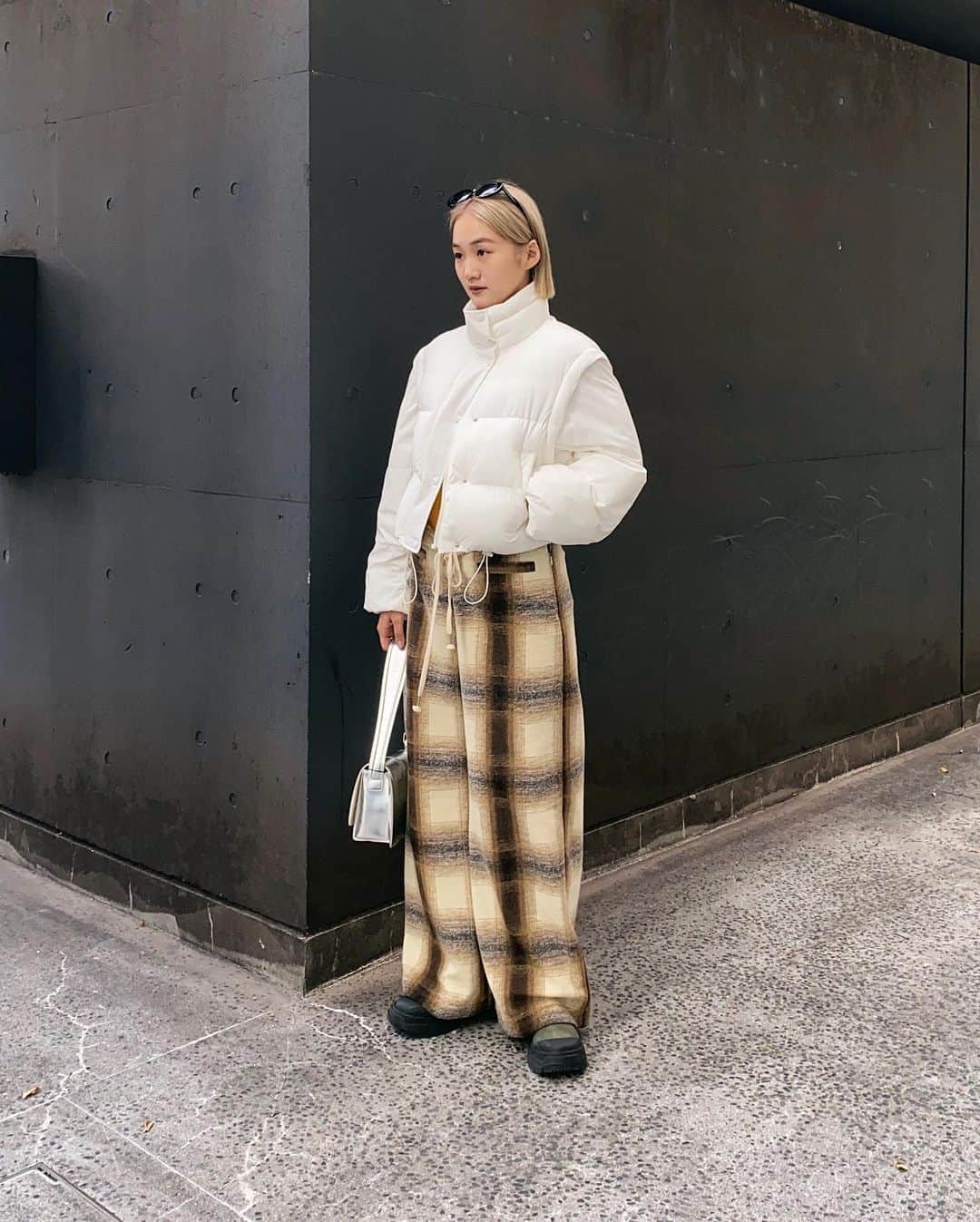 MOUSSY SNAPさんのインスタグラム写真 - (MOUSSY SNAPInstagram)「#MOUSSYSNAP @aoichuman 165cm  ・CROPPED PUFFER DETACHABLE JACKET(010GAG30-5300) ・FRONT LACE-UP WIDE PANTS(010GA230-6620) ・MANY POCKET HANDBAG(010GAT51-5410) ・CHUNKY RUBBER BOOTS(010GAT52-5430) 全国のMOUSSY店舗／SHEL'TTER WEBSTORE／ZOZOTOWNにて発売中。  #MOUSSY」11月9日 22時35分 - moussysnap