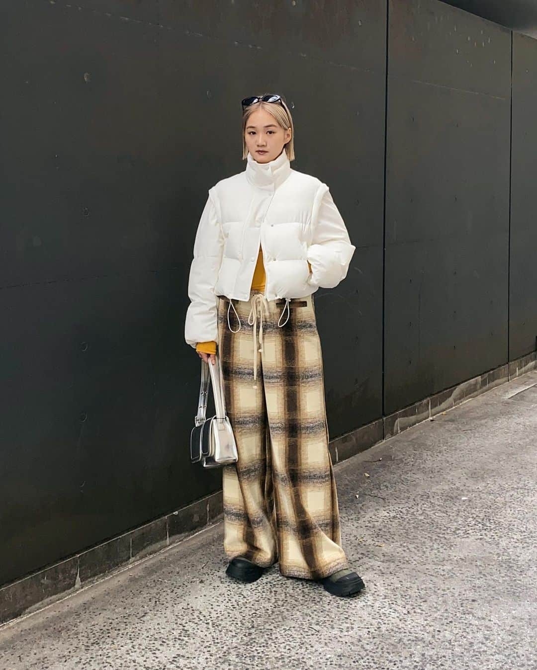 MOUSSY SNAPのインスタグラム：「#MOUSSYSNAP @aoichuman 165cm  ・CROPPED PUFFER DETACHABLE JACKET(010GAG30-5300) ・FRONT LACE-UP WIDE PANTS(010GA230-6620) ・MANY POCKET HANDBAG(010GAT51-5410) ・CHUNKY RUBBER BOOTS(010GAT52-5430) 全国のMOUSSY店舗／SHEL'TTER WEBSTORE／ZOZOTOWNにて発売中。  #MOUSSY」