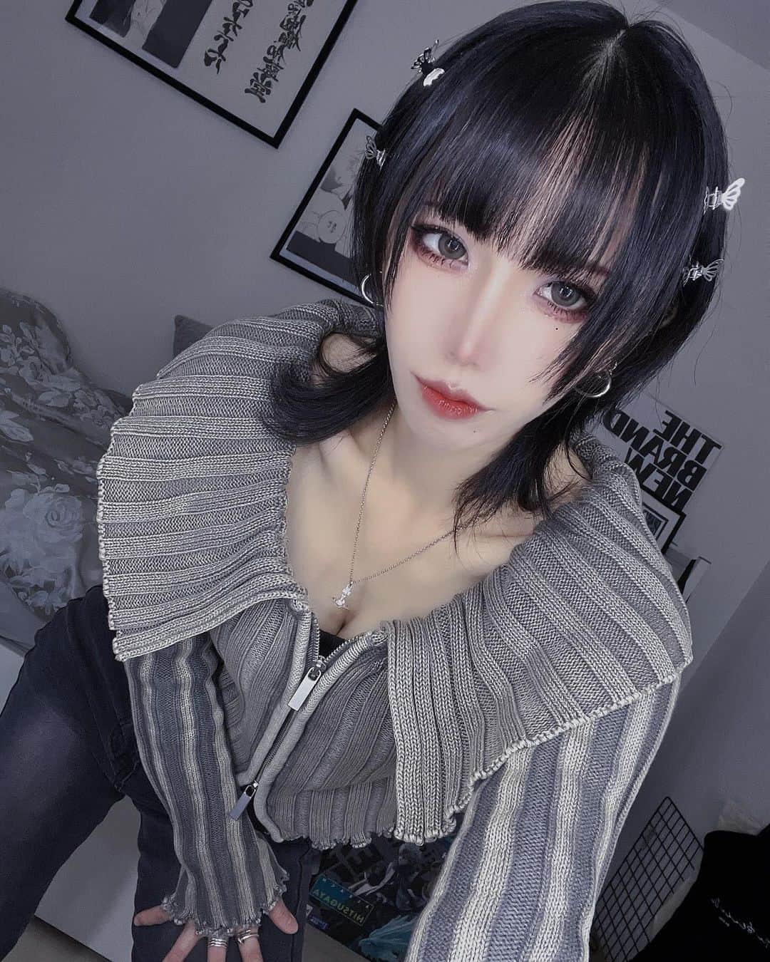 サヤカのインスタグラム：「.  さすがに服がかわいい。   #me #wolfcut  #makeup #selfie #셀카 #데일리 #일본 #自撮り #ウルフカット #ショートウルフ」