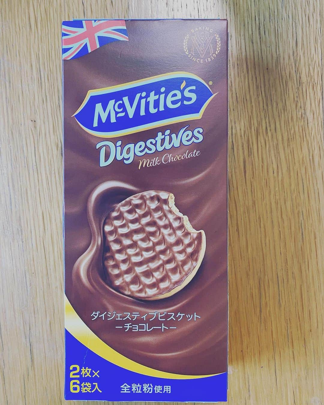 田添菜穂子のインスタグラム：「I really really wanted to see you’ McVitie’s Digestives’. I have looked for you so long time since Japanese big confectionery  company ’Meiji’ ended the contract with McVitie’s. Now I know where I can get you. I was just relieved.   もう会えないかと思ってたよ、マクビティーズ。明治のライセンスが2019年に終了して、違う会社が請け負ってくれたのが2020年。 でもコロナのせいか、全然輸入されてるふしがなく、また見ても小さい二ブルズばかり。 そうか、ダイジェスティブはもう日本に来る気がないのか、とあきらめていたよ。 でも今日、4年ぶりぐらいに近所のスーパーで見つけたよ。ダイジェスティブを入れることにしてくれたバイヤーさんに感謝。 ファンがいることを証明するために買い支えるよ。ぜひこれからも安定して日本に供給されてね！  #imissmcvities #mcvitiesdigestives #マクビティビスケット」