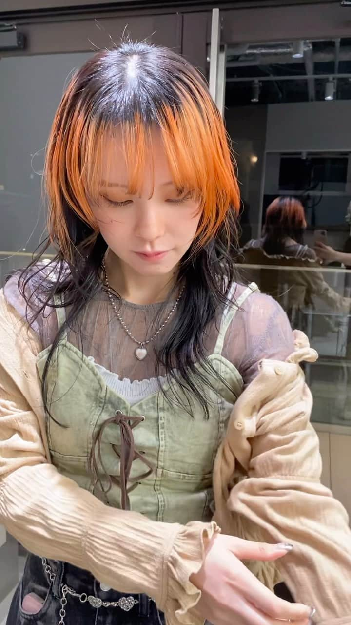 きぬがわひかるのインスタグラム：「〝orange × Black〟  部分的にブリーチをしたdesign colorです🙌🏻  レイヤースタイルとの相性良いです◎  #デザインカラー #レイヤースタイル #オレンジカラー  #ケアブリーチ #ブリーチ」