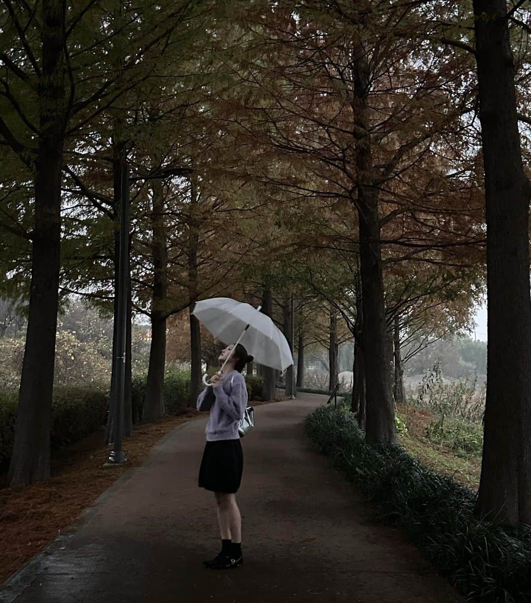 イ・ハウンさんのインスタグラム写真 - (イ・ハウンInstagram)「낮에 꽤나 따뜻하다가 산책나가려니까 바로 비 쏟아지던 오늘 날씨☔️ 하지만 신난다고 바로 우산들고 나왔지요.‎˖٭🌂  #광고 #answerisyes」11月9日 22時36分 - lhaeun96