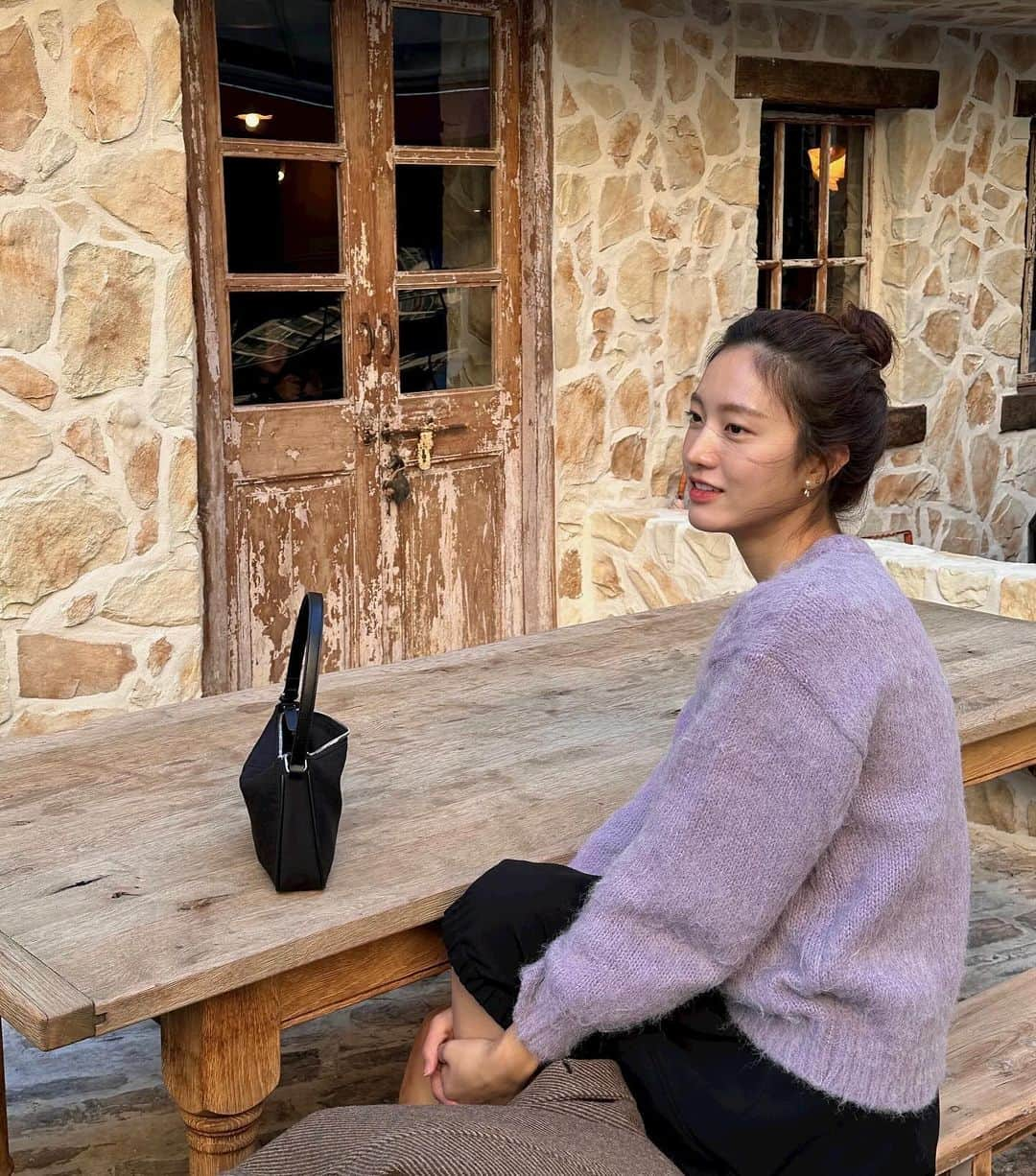 イ・ハウンさんのインスタグラム写真 - (イ・ハウンInstagram)「낮에 꽤나 따뜻하다가 산책나가려니까 바로 비 쏟아지던 오늘 날씨☔️ 하지만 신난다고 바로 우산들고 나왔지요.‎˖٭🌂  #광고 #answerisyes」11月9日 22時36分 - lhaeun96