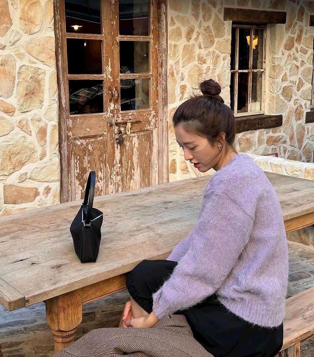 イ・ハウンのインスタグラム：「낮에 꽤나 따뜻하다가 산책나가려니까 바로 비 쏟아지던 오늘 날씨☔️ 하지만 신난다고 바로 우산들고 나왔지요.‎˖٭🌂  #광고 #answerisyes」