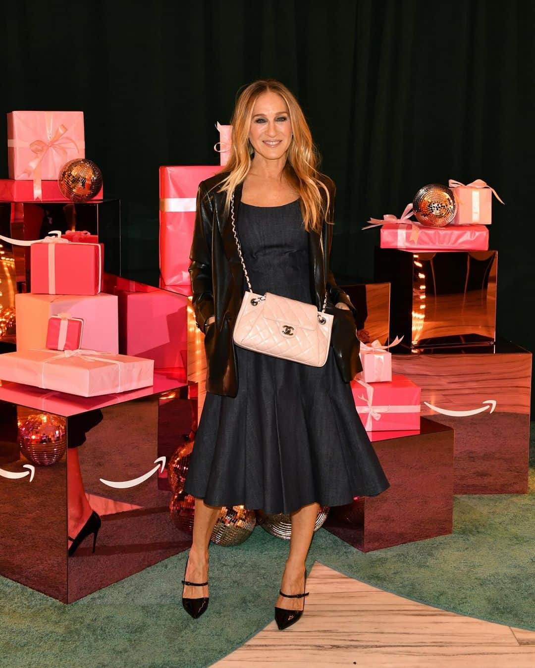 サラ・ジェシカ・パーカーのインスタグラム：「Thank you @amazon for letting me host your gorgeous Holiday Soirée last night in NYC. Amazon has you covered with everything you need this season, and I’ve curated a wee list of holiday gift ideas (both big and small!) on my storefront should you need some inspiration.  ‘Tis the season! X, SJ #ad #amazonfinds」