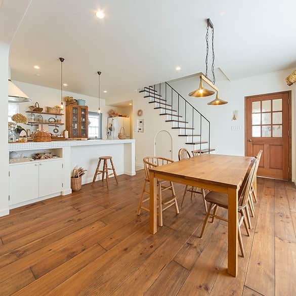 Ideal Home－株式会社ウエストビルドさんのインスタグラム写真 - (Ideal Home－株式会社ウエストビルドInstagram)「【ROOM TOUR】 カフェのようなお住まい。 現在、掃出し窓の前に木製デッキを製作中です。  ■Model House  11月12日は家づくり相談会を開催！  土日、平日も事前ご予約制でご案内致します。 場所：堺市南区槇塚台 モデルハウスがオープンします！ご予約はHPより受付中  －―――――――― @westbuild138152 －――――――――  憧れの住まいを実現  【長く愛着を持って】 2×4で耐久性の高い躯体をつくり、長く住まい続けて頂く事で、廃棄物削減になります。 「#暮らしやすさ」「#心地良さ」を大切にデザインにも皆さまのこだわりを反映、そしてライフスタイルの変化に柔軟に対応できる技術とデザイン、適格なメンテナンスで、長寿命の建物をご提供します。  【One Stopの家づくり】 「Gentle＆Honest」の精神でOne Stopで設計施工を。 打合せから施工、メンテナンスまで一貫してIdealHomeが行います。 家づくりの資料はコチラ 🍀資料請求はこちら @siryo_build🍀  私らしく暮らす☺️毎日「好き」がみつかるそんな家を一緒に建築させて頂きます。 家づくりを一緒に楽しみたい！そんな方は、ウエストビルドにご相談ください😄 You Tubeでルームツアー動画を配信中です✨ ＤＭ、コメントお待ちしてます😌 ↓プロフィール欄からHPに移動できます。 * **** @westbuild138152 * ********** * OBさんの暮らしをご紹介してるインスタアカウントはこちら🏡😄 *@westbuild02 *  #輸入住宅 #ツーバイフォー住宅 #注文住宅 #木のぬくもりある暮らし #漆喰壁  #フランス田舎町 #郊外で暮らす #造作キッチン #増築リフォーム #ワークルーム #モデルハウスオープン #バラが好き #暮らしを楽しむ家づくり  #ガーデニングを楽しむ #マンションリノベ #大阪 #大阪市城東区  #高気密高断熱住宅」11月9日 22時46分 - westbuild138152