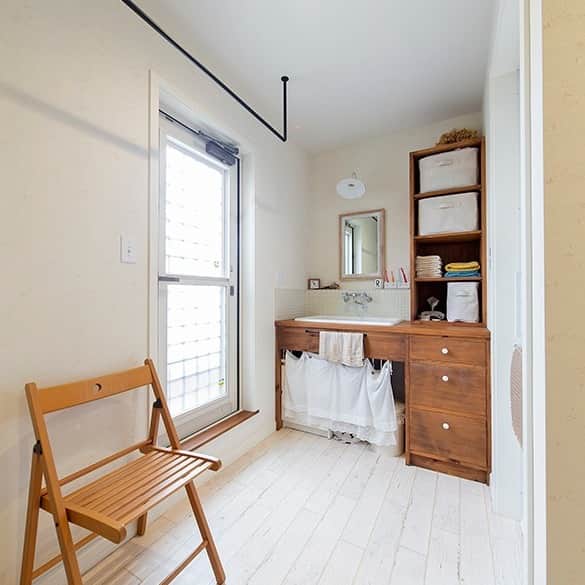 Ideal Home－株式会社ウエストビルドさんのインスタグラム写真 - (Ideal Home－株式会社ウエストビルドInstagram)「【ROOM TOUR】 カフェのようなお住まい。 現在、掃出し窓の前に木製デッキを製作中です。  ■Model House  11月12日は家づくり相談会を開催！  土日、平日も事前ご予約制でご案内致します。 場所：堺市南区槇塚台 モデルハウスがオープンします！ご予約はHPより受付中  －―――――――― @westbuild138152 －――――――――  憧れの住まいを実現  【長く愛着を持って】 2×4で耐久性の高い躯体をつくり、長く住まい続けて頂く事で、廃棄物削減になります。 「#暮らしやすさ」「#心地良さ」を大切にデザインにも皆さまのこだわりを反映、そしてライフスタイルの変化に柔軟に対応できる技術とデザイン、適格なメンテナンスで、長寿命の建物をご提供します。  【One Stopの家づくり】 「Gentle＆Honest」の精神でOne Stopで設計施工を。 打合せから施工、メンテナンスまで一貫してIdealHomeが行います。 家づくりの資料はコチラ 🍀資料請求はこちら @siryo_build🍀  私らしく暮らす☺️毎日「好き」がみつかるそんな家を一緒に建築させて頂きます。 家づくりを一緒に楽しみたい！そんな方は、ウエストビルドにご相談ください😄 You Tubeでルームツアー動画を配信中です✨ ＤＭ、コメントお待ちしてます😌 ↓プロフィール欄からHPに移動できます。 * **** @westbuild138152 * ********** * OBさんの暮らしをご紹介してるインスタアカウントはこちら🏡😄 *@westbuild02 *  #輸入住宅 #ツーバイフォー住宅 #注文住宅 #木のぬくもりある暮らし #漆喰壁  #フランス田舎町 #郊外で暮らす #造作キッチン #増築リフォーム #ワークルーム #モデルハウスオープン #バラが好き #暮らしを楽しむ家づくり  #ガーデニングを楽しむ #マンションリノベ #大阪 #大阪市城東区  #高気密高断熱住宅」11月9日 22時46分 - westbuild138152