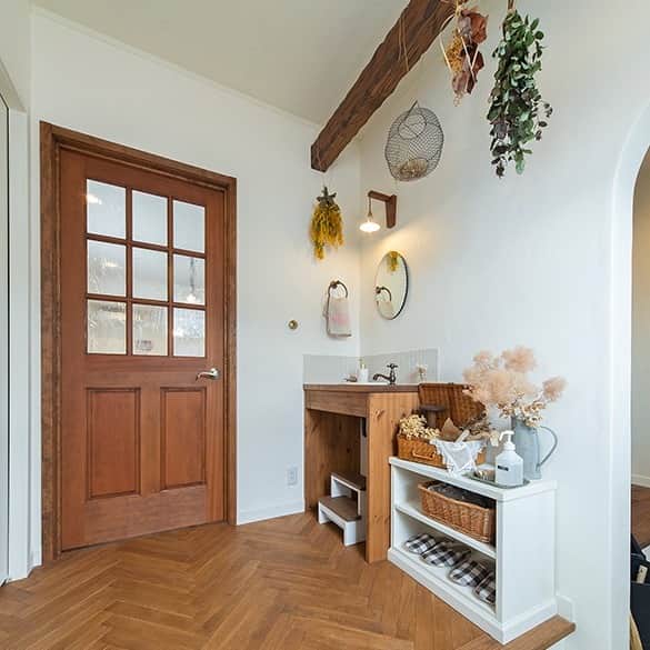 Ideal Home－株式会社ウエストビルドさんのインスタグラム写真 - (Ideal Home－株式会社ウエストビルドInstagram)「【ROOM TOUR】 カフェのようなお住まい。 現在、掃出し窓の前に木製デッキを製作中です。  ■Model House  11月12日は家づくり相談会を開催！  土日、平日も事前ご予約制でご案内致します。 場所：堺市南区槇塚台 モデルハウスがオープンします！ご予約はHPより受付中  －―――――――― @westbuild138152 －――――――――  憧れの住まいを実現  【長く愛着を持って】 2×4で耐久性の高い躯体をつくり、長く住まい続けて頂く事で、廃棄物削減になります。 「#暮らしやすさ」「#心地良さ」を大切にデザインにも皆さまのこだわりを反映、そしてライフスタイルの変化に柔軟に対応できる技術とデザイン、適格なメンテナンスで、長寿命の建物をご提供します。  【One Stopの家づくり】 「Gentle＆Honest」の精神でOne Stopで設計施工を。 打合せから施工、メンテナンスまで一貫してIdealHomeが行います。 家づくりの資料はコチラ 🍀資料請求はこちら @siryo_build🍀  私らしく暮らす☺️毎日「好き」がみつかるそんな家を一緒に建築させて頂きます。 家づくりを一緒に楽しみたい！そんな方は、ウエストビルドにご相談ください😄 You Tubeでルームツアー動画を配信中です✨ ＤＭ、コメントお待ちしてます😌 ↓プロフィール欄からHPに移動できます。 * **** @westbuild138152 * ********** * OBさんの暮らしをご紹介してるインスタアカウントはこちら🏡😄 *@westbuild02 *  #輸入住宅 #ツーバイフォー住宅 #注文住宅 #木のぬくもりある暮らし #漆喰壁  #フランス田舎町 #郊外で暮らす #造作キッチン #増築リフォーム #ワークルーム #モデルハウスオープン #バラが好き #暮らしを楽しむ家づくり  #ガーデニングを楽しむ #マンションリノベ #大阪 #大阪市城東区  #高気密高断熱住宅」11月9日 22時46分 - westbuild138152