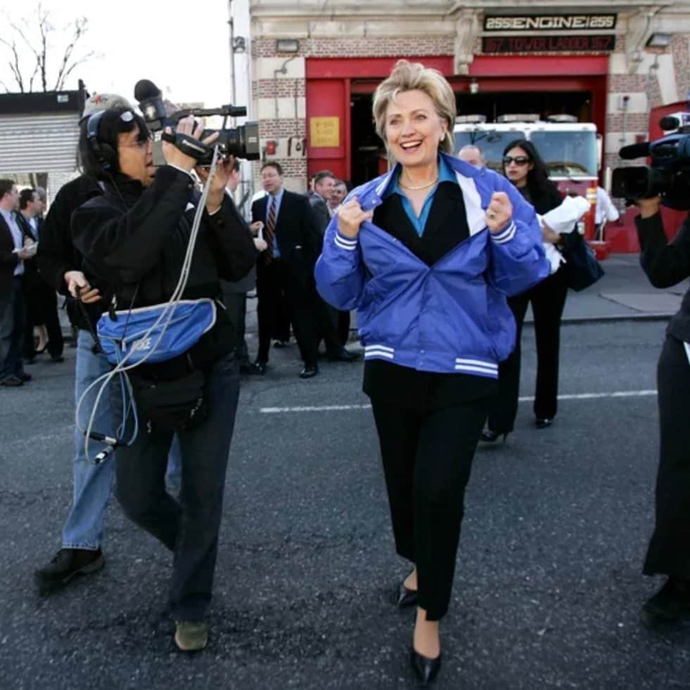 ヒラリー・クリントンのインスタグラム：「Windbreakers in Brooklyn. #tbt  Photo: Spencer Platt, Getty」