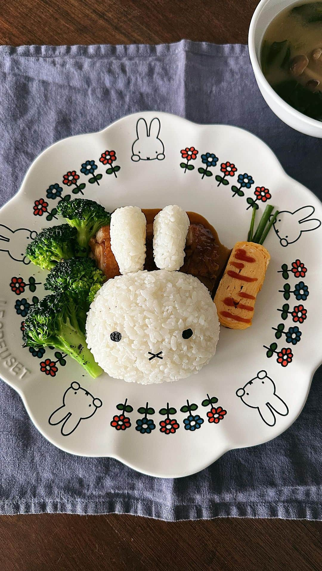 Samantha Leeのインスタグラム：「Miffy  #nijntje #leesamantha #foodart #lecreuset   Menu Tamagoyaki  Teriyaki chicken  Broccoli  Miso soup with mushroom & spinach Rice」