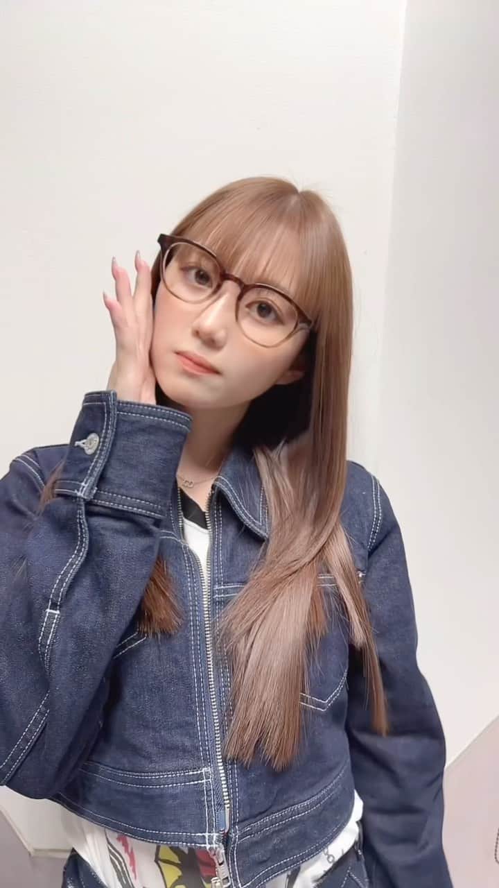 のインスタグラム：「かわいい！と思ったらコメントしてね✨ ˗˗˗˗˗˗˗˗˗˗˗˗˗˗˗˗˗˗˗˗˗˗˗˗˗˗˗˗˗˗˗˗˗˗˗˗˗˗ ⁡ ⁡ ⁡ ⁡ 【羽衣ちゃんヘアー✨】 ⁡ ⁡ ⁡ 有名人も使う ヘアオイル、シャンプー、トリートメント好評発売中！ ⁡ ウキタ本ご予約受付中！ ⁡ エクステのご予約はDMからお願いいたします！ ⁡ ⁡ ⁡ ⁡ ◌ @ukita_bob  ⁡ ご質問はコメント欄にお願いします！ ⁡ ⁡ ⁡ ⁡ ˗˗˗˗˗˗˗˗˗˗˗˗˗˗˗˗˗˗˗˗˗˗˗˗˗˗˗˗˗˗˗˗˗˗˗˗˗˗ ⁡ ⁡ ◌ 料金 ◌ ・カット ¥8,800 ・カット 𓂃 トリートメント ¥12,000 ・カット 𓂃 カラー ¥16,000 ・カット 𓂃 カラー 𓂃 トリートメント ¥19,000 ・インナーエクステ ¥10,000 ・ロングエクステ ¥¥30,000 ⁡ ⁡ ⁡ 𓂃 よくあるご質問 𓂃 ⁡ ⁡ Q . 予約はどうしたらいいですか？ ⁡ ✎ プロフィールのURLからお待ちしております。 ⁡ ⁡ Q . 場所はどちらですか？ ⁡ ✎  DX SHARE SALON 東京都渋谷区神宮前1-9-8 KI-438ビル 1F-A 【原宿駅、明治神宮前駅から徒歩4分】 ⁡ ⁡ Q . 投稿に若い子しか載っていないですが、 私の年齢でも大丈夫ですか？ ⁡ ✎ もちろん大丈夫です。 僕のお客様は現在【7歳(小学2年生)〜61歳】の方が ご来店してくださっております。 女性は全員可愛くします。 ⁡ ⁡ Q . どんな美容師？ ⁡ ✎ 施術中は喋りすぎず喋らなすぎず 絶妙なリラックスラインを狙います。 ⁡ カットは【ボブ】【ショートボブ】が好きですが、 ミディアム、ロングも好きです。 ⁡ カラーはブリーチをしなくても 【透明感】【くすみ感】が出るところを こだわっています。 ⁡ ⁡ ⁡ 𓂃 #ボブ #切りっぱなしボブ #ボブヘアー #ボブヘア #ボブスタイル #ミニボブ #前下がりボブ #ボブアレンジ #ショートヘア #ショート #ショートボブ #ショートカット #ミディアムヘア #シースルーバング #前下がりボブ #外ハネボブ #小顔カット #似合わせカット #ヘアアレンジ #어레인지 #헤어 #헤어컷 #밥 #hairlove #hairfashion #hairtransformation #haircolor #hairpainting #hairvideo #hairextensions」