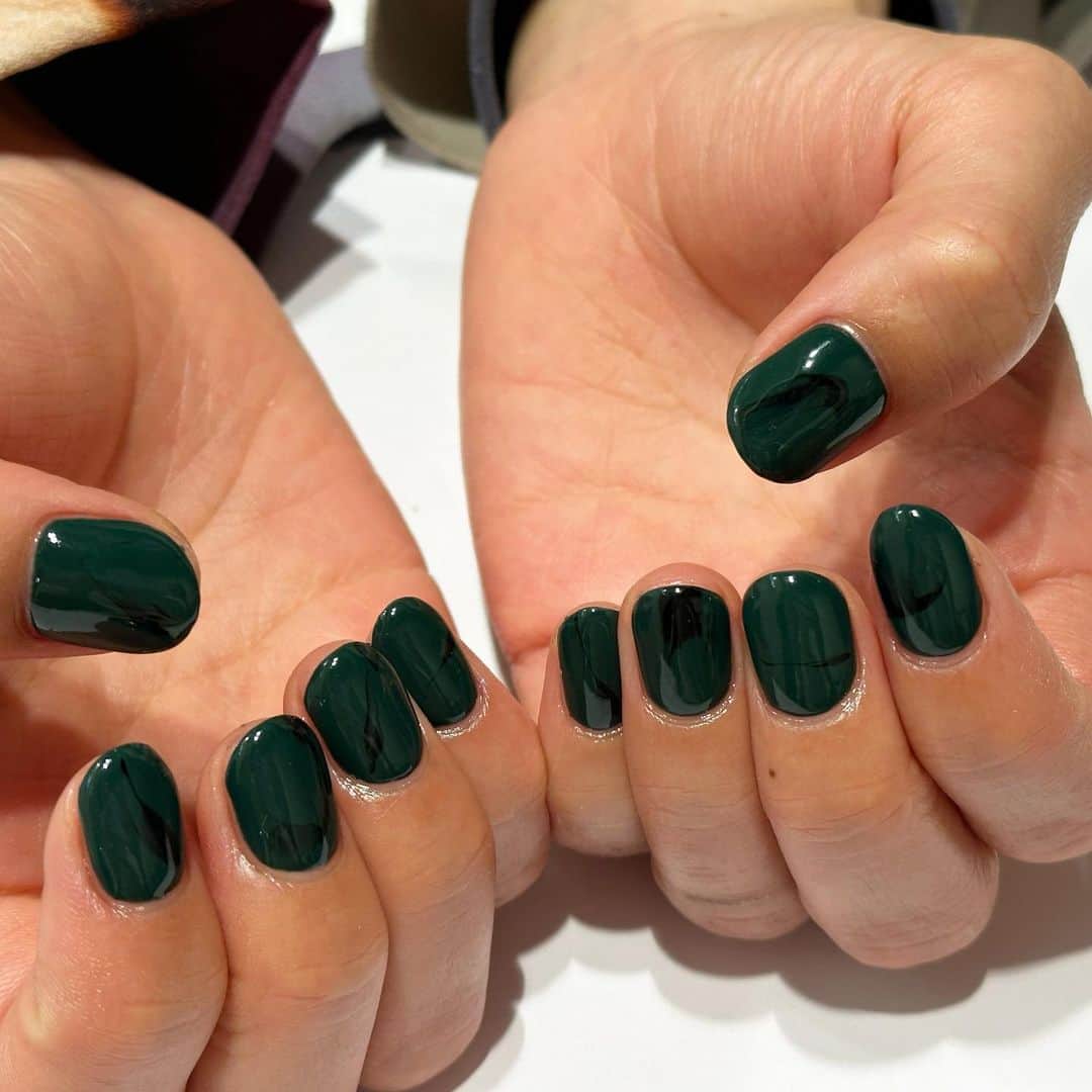関根祥子のインスタグラム：「黒がひっそり 濃い緑🪖  #mojonail #nail #nails」