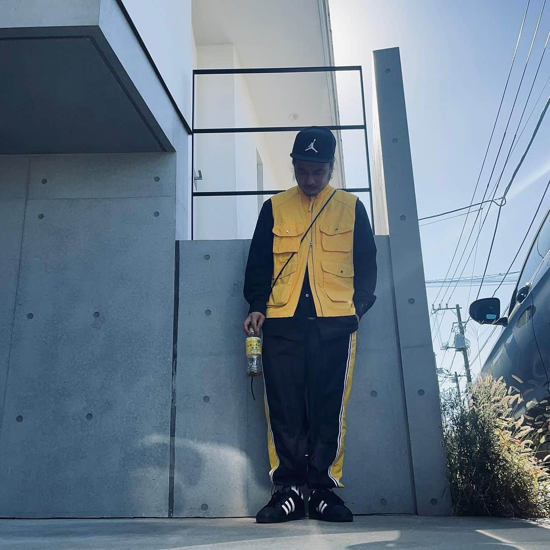 柏木作夢さんのインスタグラム写真 - (柏木作夢Instagram)「#ootd  レモンティーに合わせてみました🍋 と、言いたいところですが  実はこの日ケルヒャーを現場に持ち込む予定だったのに荷物が車の中でパンパンに  結果自分からケルヒャーを撮影小道具として使うことを提案したのに持ち込めず。。。  お詫びにケルヒャー色の洋服を着て現場に向かうというなんとも感慨深い私服なのです。  #longhairoldschool #outfit #yellow #streetstyle #streetwear #streetphotography #tokyo #selfie #ootdfashion #photography #sneakers #kicks #me #SAMUKASHIWAGI #stylist #coordinate #jumpman23 #jumpman #nike #mj #goat #basketball」11月9日 22時47分 - samukashiwagi