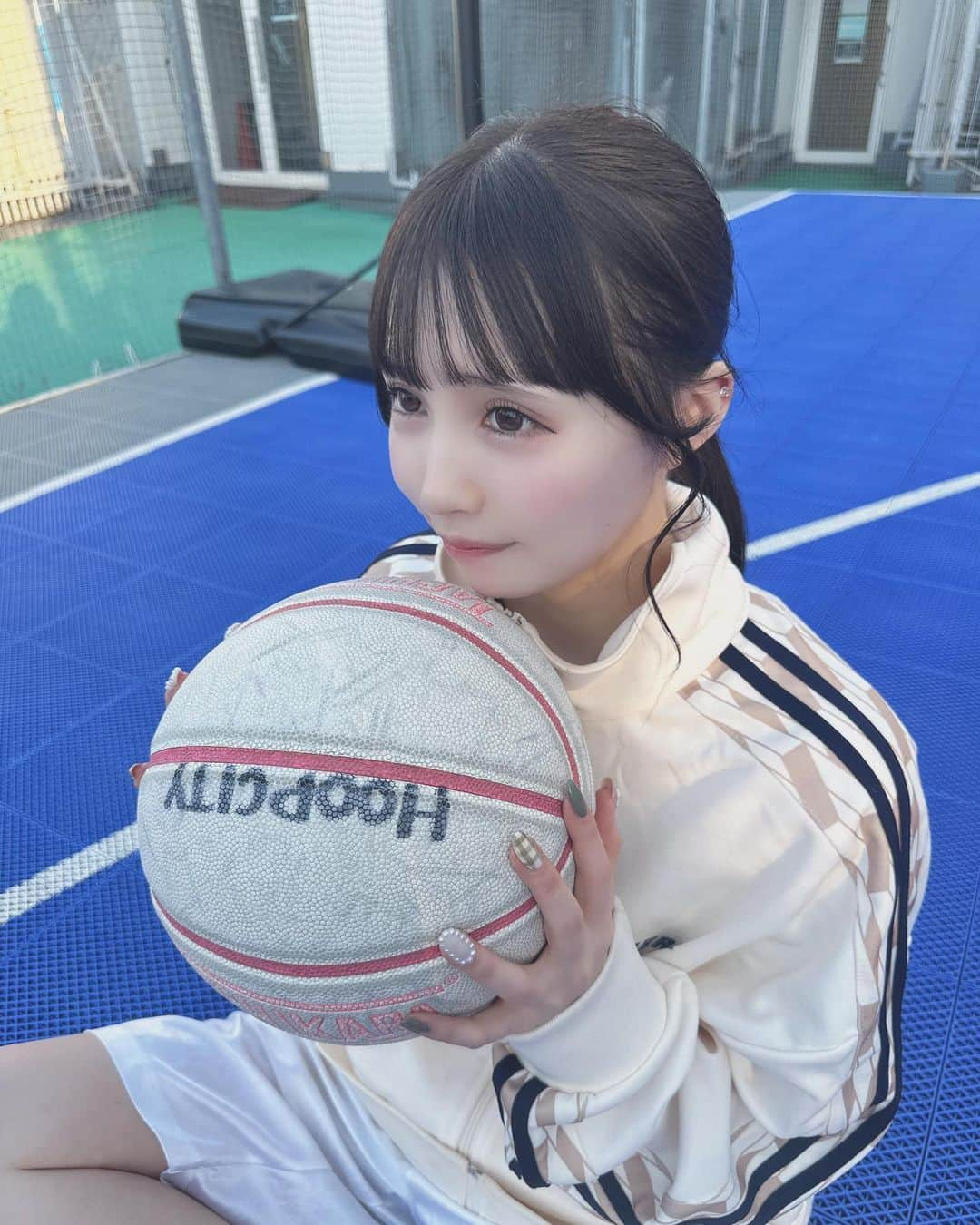 青葉ひなりのインスタグラム：「毎日バスケの練習頑張ってる🏀  #バスケ #バスケ女子 #バスケットボール #basketball #スポーツ #スポーツ女子 #スポーツウェア #nerdy #ジャージ」