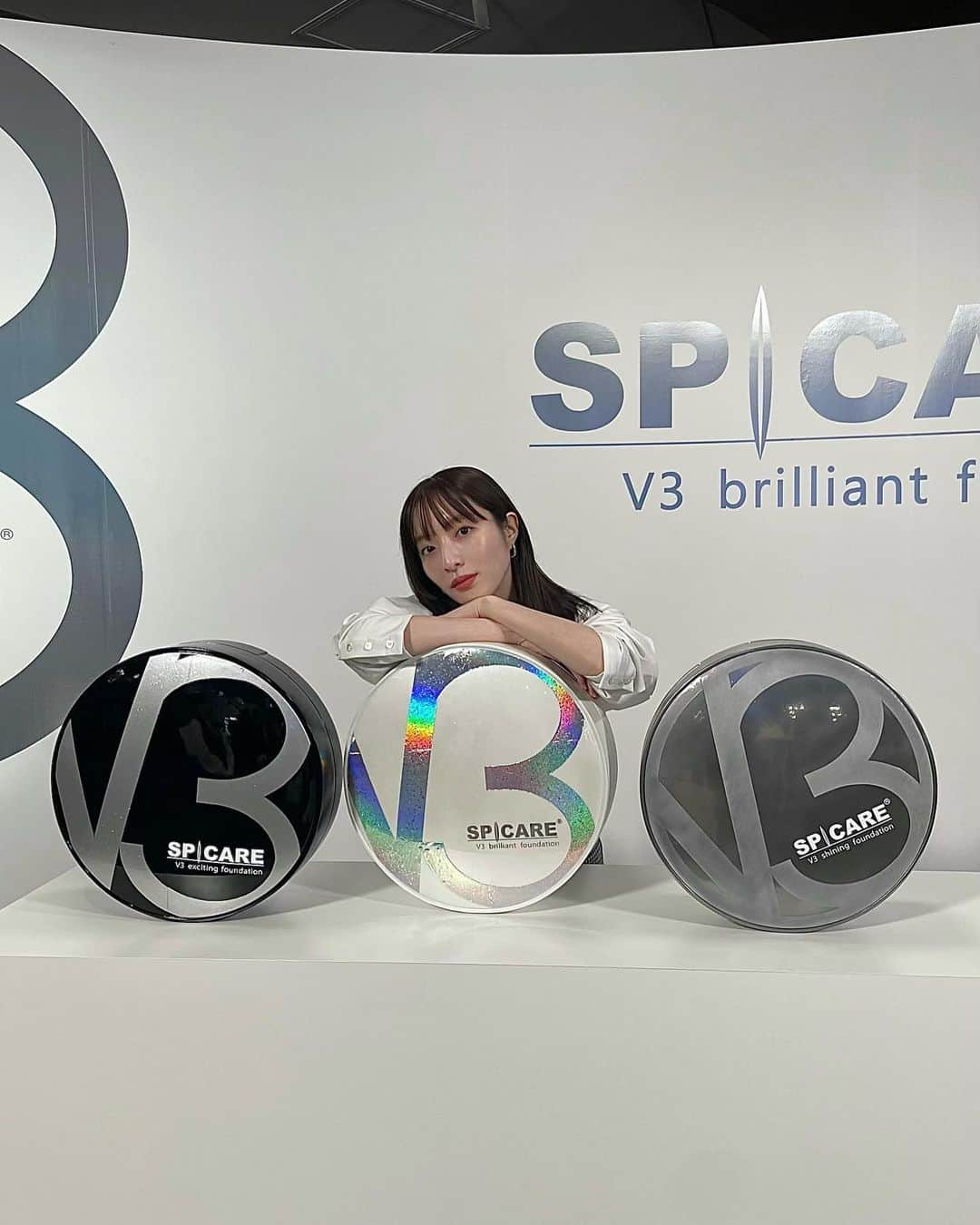 佐藤さきさんのインスタグラム写真 - (佐藤さきInstagram)「SPICARE V3ファンデーション 新商品POP UPイベントに行ってきました！  美容成分たっぷりの色素が入ってないファンデーション。色で選ぶんじゃなくて肌悩みに合わせて自分に必要な美容成分で選べるのが新感覚でした！  普段はサロン専売商品なのですがポップアップはタッチアップが出来るので試してみました！ ツヤツヤの美肌に仕上がったよ🥹感動  11/9〜11/12まで六本木ヒルズカフェでイベント開催中〜  #PR #SPICARE #V3ファンデーション #V3ブリリアント　#エステファンデーション」11月9日 22時48分 - sakisato29