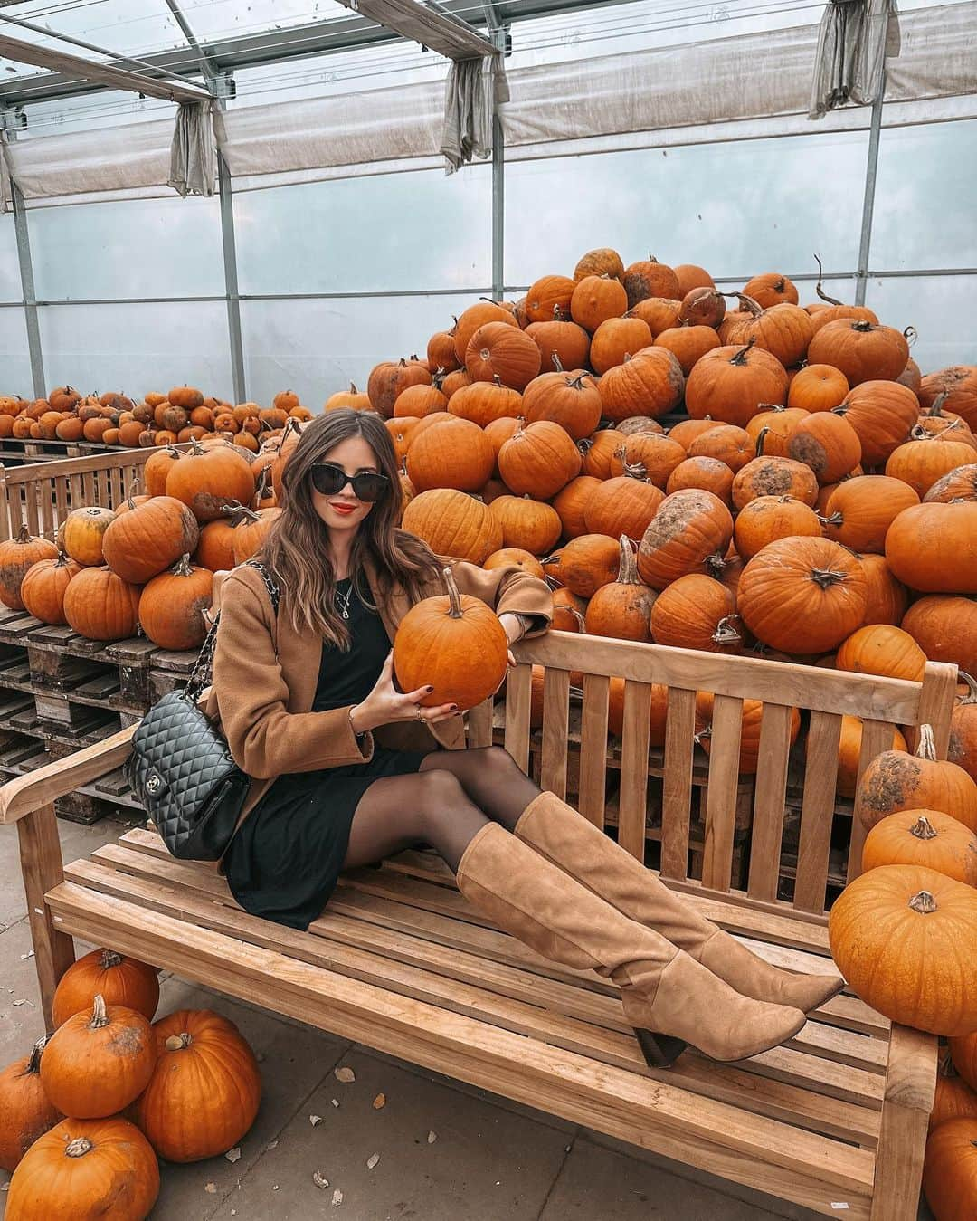 バーボラ・コディトヴァのインスタグラム：「My current favourite combination: beige and black 🍂🍁 My full look is from @boden_clothing 🎃 The pieces are absolute classics and also have high quality! You can get 15% off with the code "T7Q1" until 12th of November ✨ #ad」