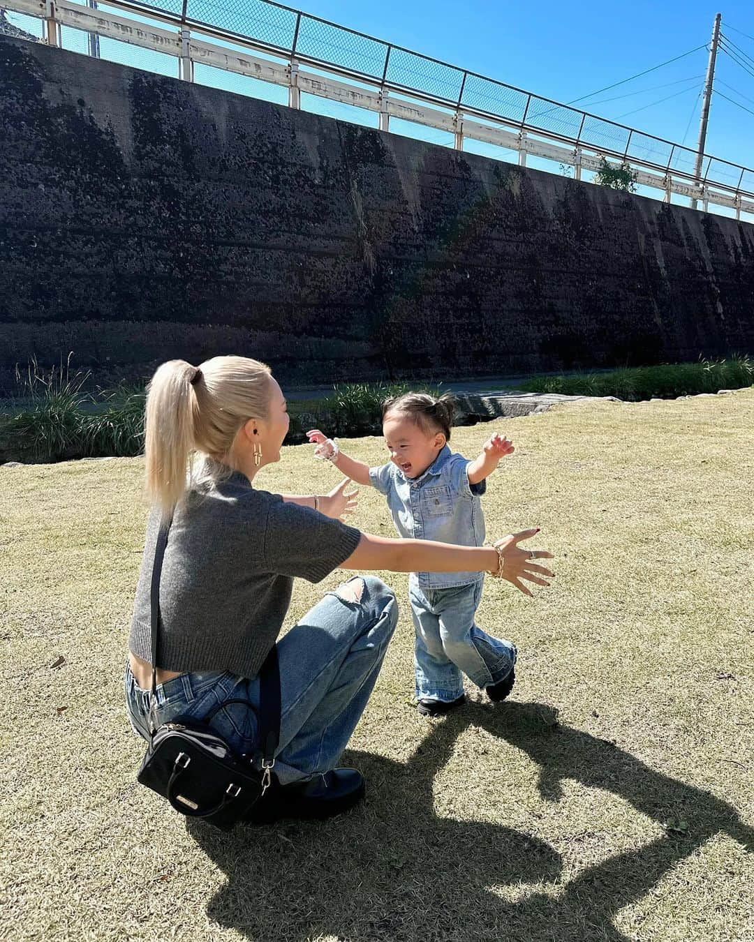 甲村仁絵のインスタグラム：「おいで〜〜ってすると 笑顔でダイブしにきてくれる娘が ほんっとーに可愛いの🥹❤️  #母娘　#女の子ママ #令和3年ベビー #2歳」