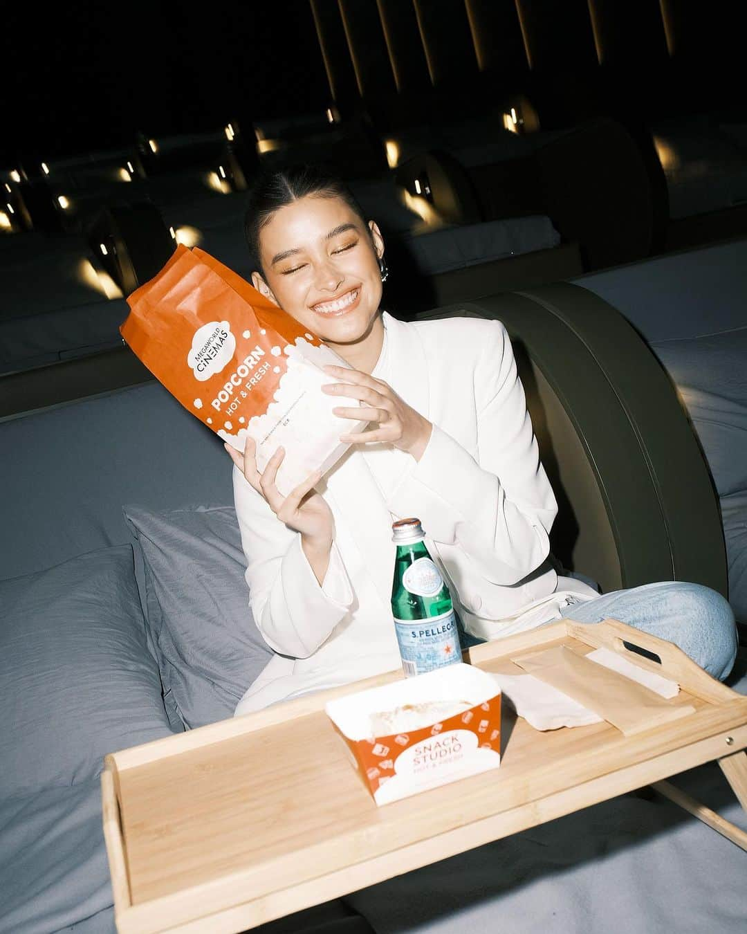 リザ・ソベラーノさんのインスタグラム写真 - (リザ・ソベラーノInstagram)「Had a blast at the launch of the first @tempurph cinema in Uptown Mall BGC!! 🛏️ We had the grandest experience laying down on the adjustable Tempur beds and pillows all while eating yummy snacks and watching The Marvels. Thanks for having me @tempurph and @megaworldcinemas, can’t wait to be back!!! 🍿  Make-up: @antheabueno  Hair: @iamantoniopapa  Styled by: @stylizedstudio  Photos by: @meetkeso」11月9日 22時50分 - lizasoberano