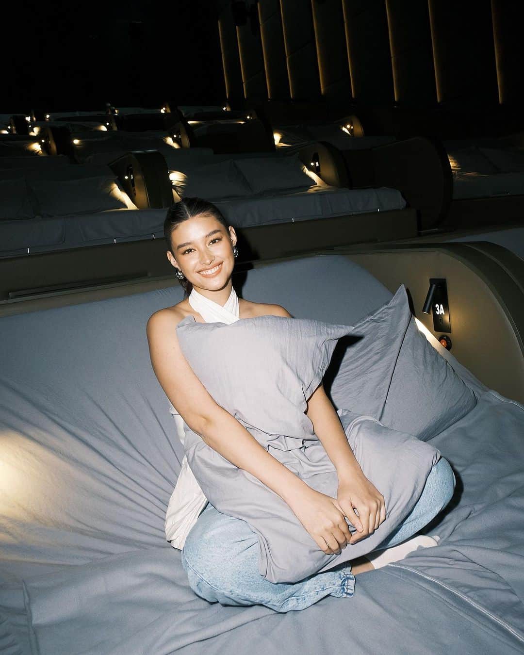 リザ・ソベラーノのインスタグラム：「Had a blast at the launch of the first @tempurph cinema in Uptown Mall BGC!! 🛏️ We had the grandest experience laying down on the adjustable Tempur beds and pillows all while eating yummy snacks and watching The Marvels. Thanks for having me @tempurph and @megaworldcinemas, can’t wait to be back!!! 🍿  Make-up: @antheabueno  Hair: @iamantoniopapa  Styled by: @stylizedstudio  Photos by: @meetkeso」