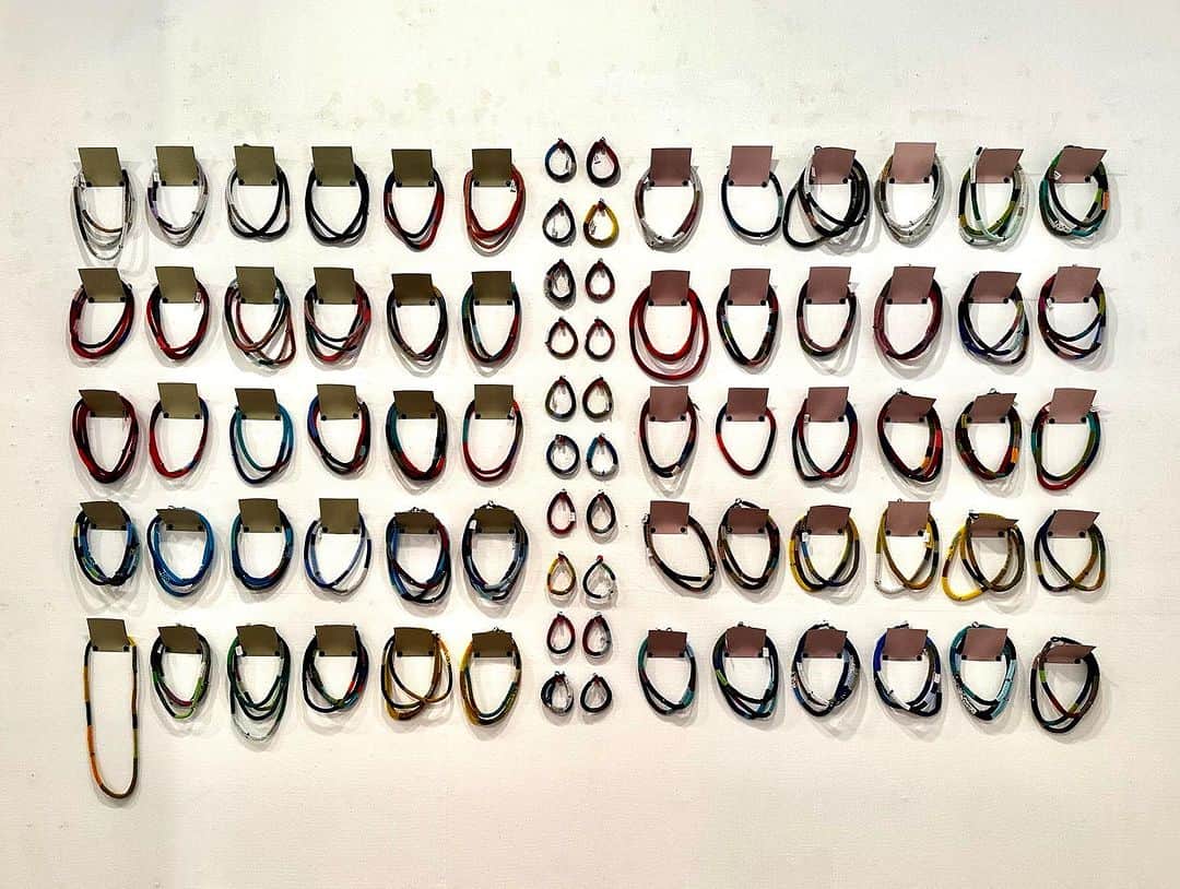 武井義明のインスタグラム：「南青山にプラハのシノさんの個展「SHINO百貨店」を見に。オープニングは凄まじい混雑だったらしいんだけれど、伺った夕刻はそれも一段落。偶然居合わせた菅原一剛さんとクロカワマサユキさんも。」