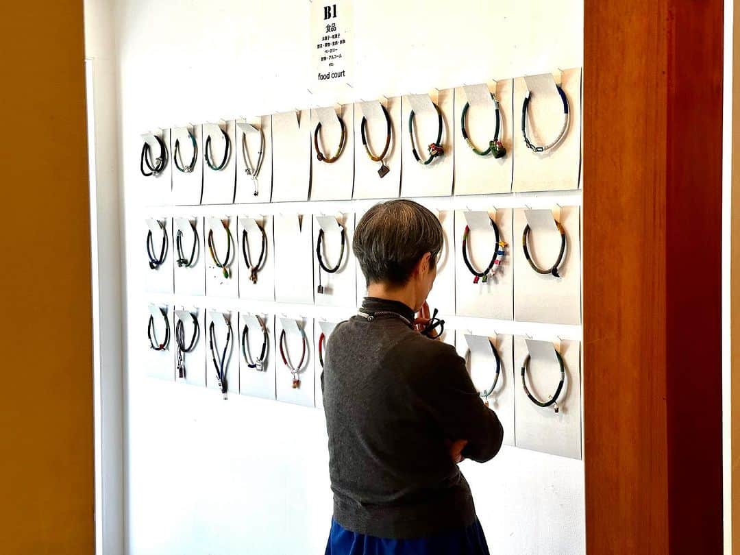 武井義明さんのインスタグラム写真 - (武井義明Instagram)「南青山にプラハのシノさんの個展「SHINO百貨店」を見に。オープニングは凄まじい混雑だったらしいんだけれど、伺った夕刻はそれも一段落。偶然居合わせた菅原一剛さんとクロカワマサユキさんも。」11月9日 22時50分 - bebechef